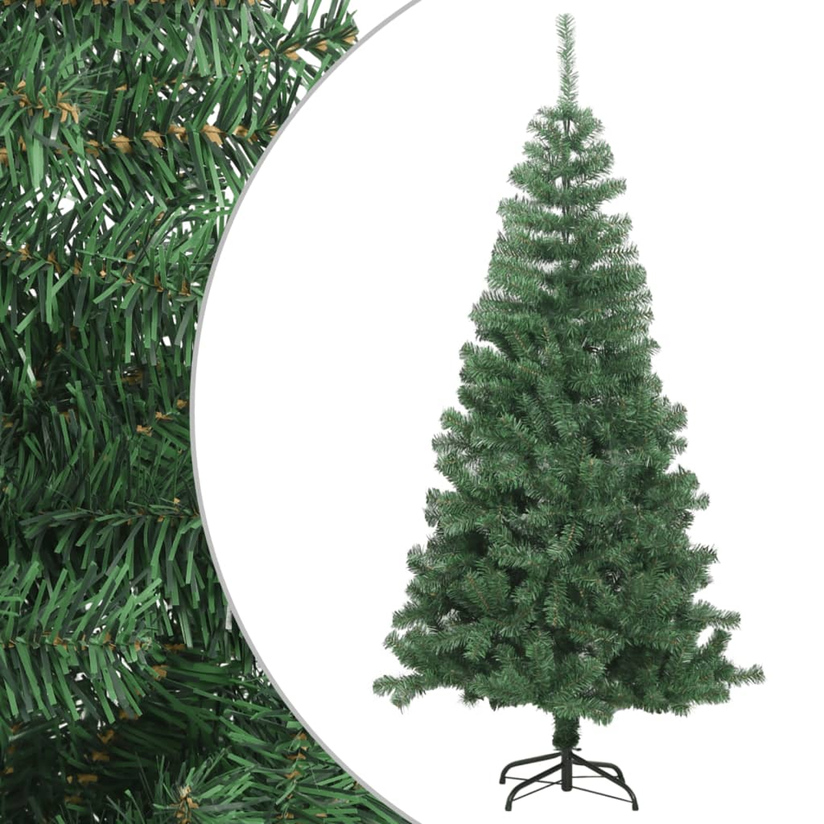 Ein grüner künstlicher Weihnachtsbaum steht auf einem schwarzen Metallständer. Der Baum steht vor weißem Hintergrund. Nahaufnahme der Baumzweige.