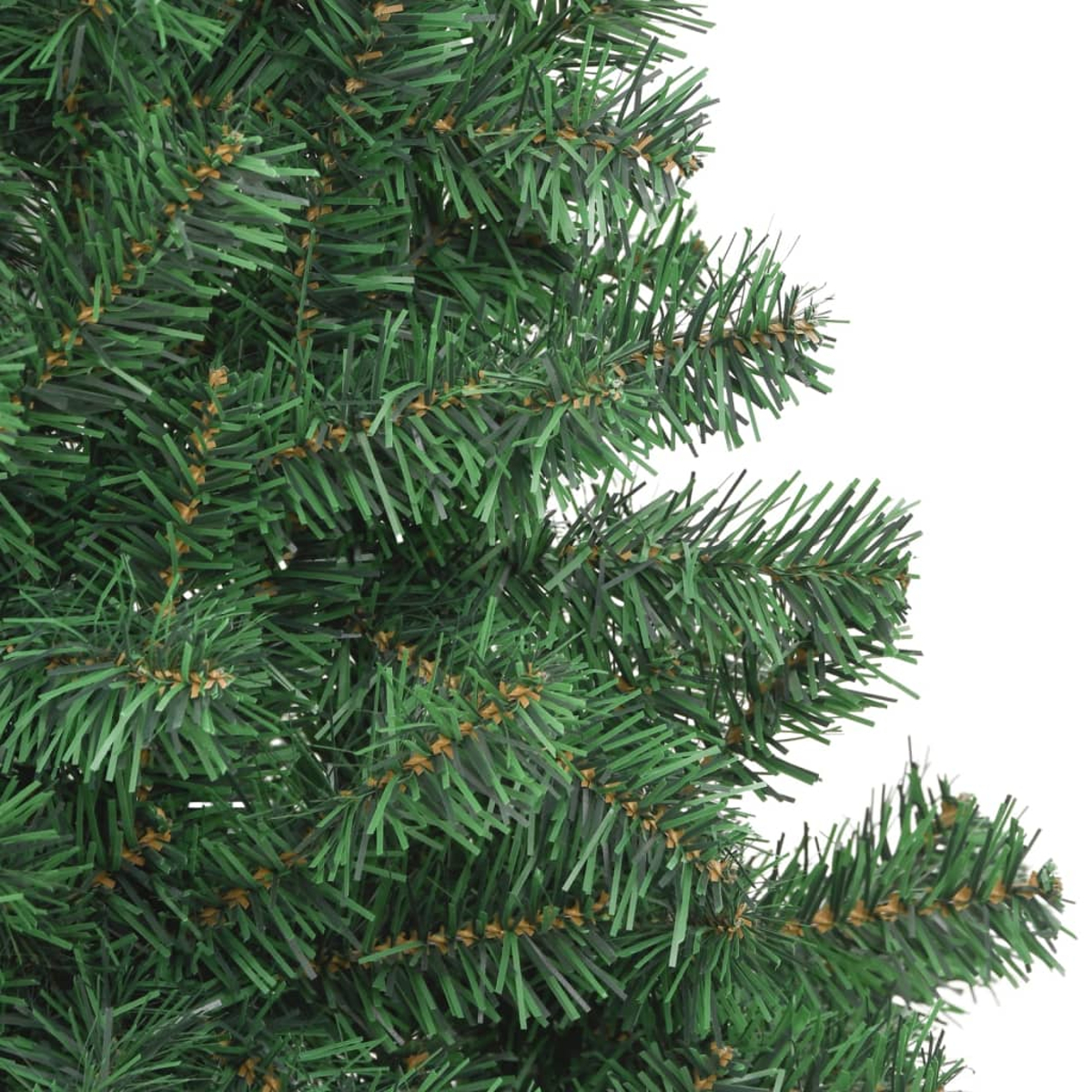 Nahaufnahme eines grünen Weihnachtsbaumzweigs. Die Nadeln sind dicht, und der Hintergrund ist weiß.
