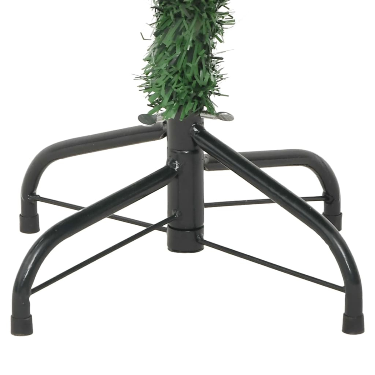 Ein schwarzer Weihnachtsbaumständer aus Metall mit grünen Nadeln um die Mittelsäule. Der Ständer hat vier Beine.