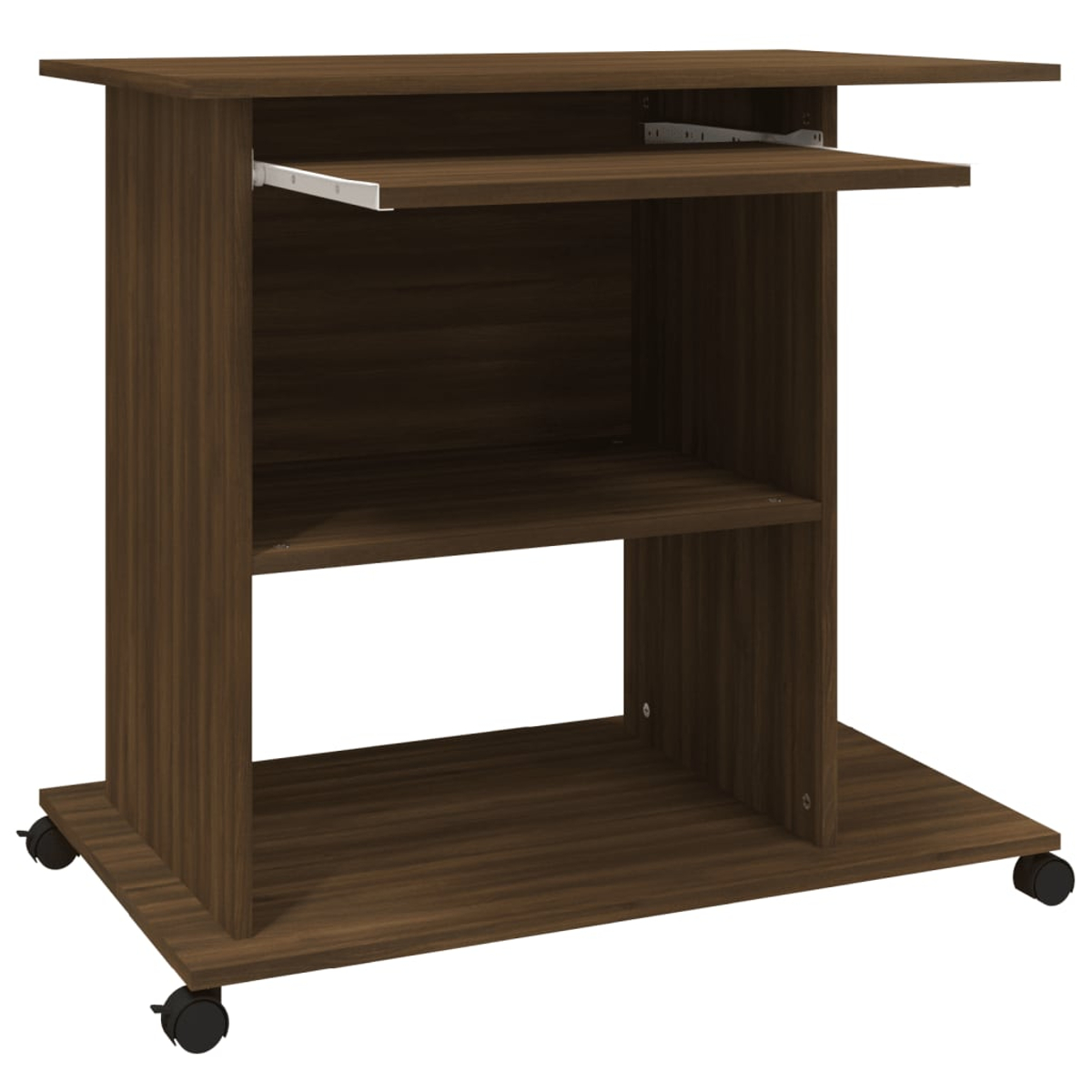 Ein brauner Computertisch aus Holz mit ausziehbarer Tastaturablage, Regal und Rollen für Mobilität, alles auf weißem Hintergrund.