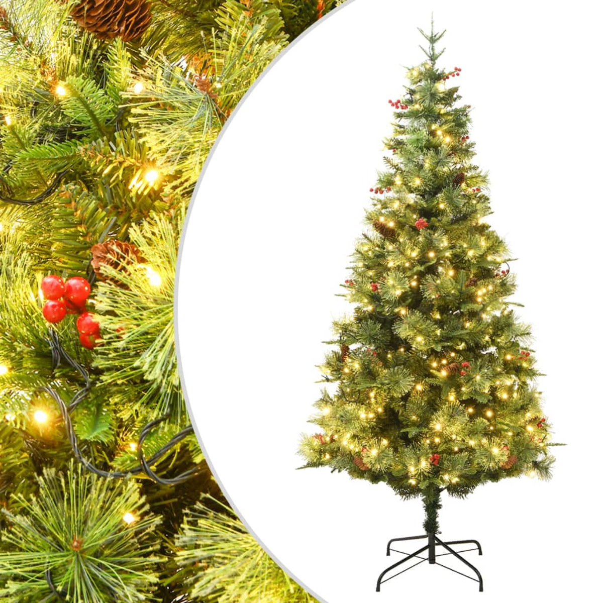Ein Weihnachtsbaum mit Lichtern und roten Beeren. Er steht auf einem schwarzen Metallsockel. Der Hintergrund ist weiß. Einige Tannenzapfen sind sichtbar.