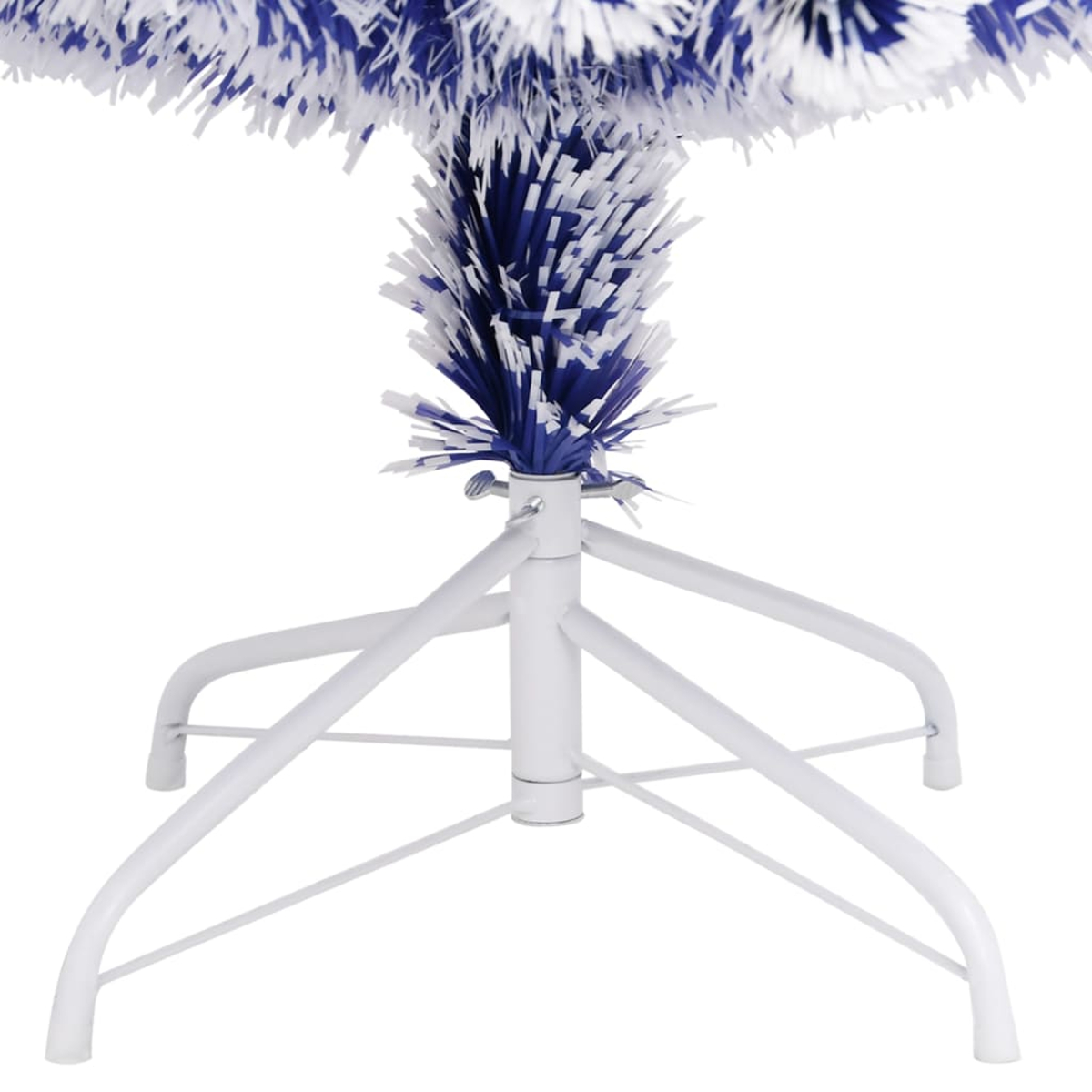 Ein weißbeiniger Weihnachtsbaumständer hält einen Baum mit blauem und weißem Lametta. Der Hintergrund ist schlicht weiß.