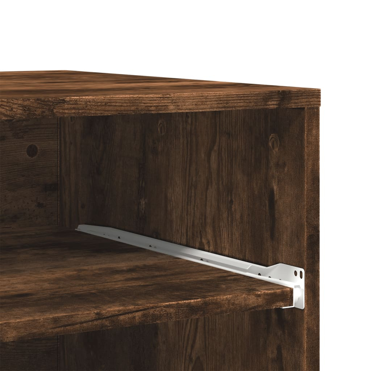 Nahaufnahme eines Holzschranks. Eine weiße Metallregalstütze ist sichtbar. Das Holz hat eine dunkelbraune Farbe.