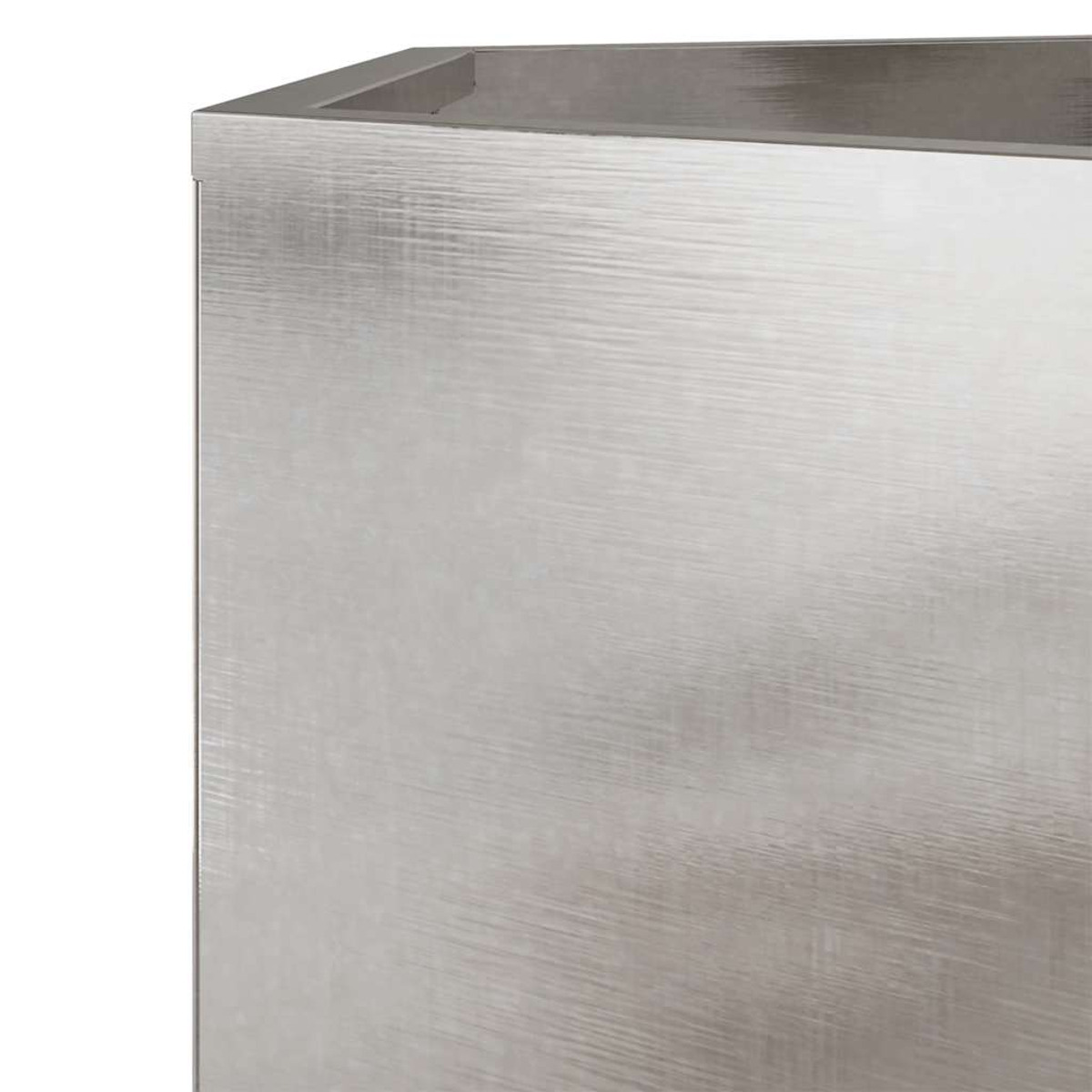 Nahaufnahme einer Ecke einer gebürsteten Metallbox. Das Metall hat eine silberne Farbe und eine strukturierte Oberfläche.