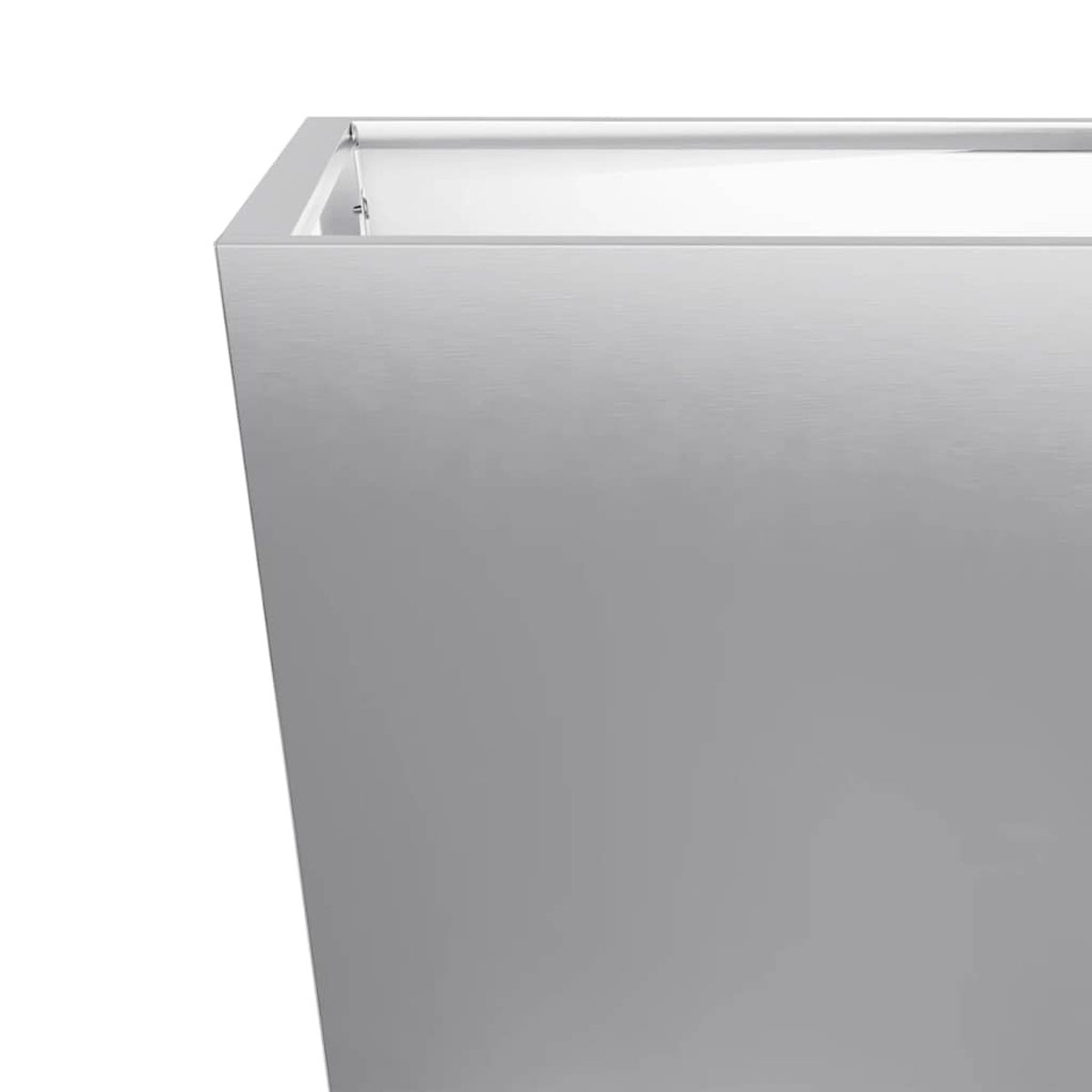 Nahaufnahme eines metallisch grauen rechteckigen Objekts, möglicherweise ein Pflanzgefäß oder ein Behälter, vor weißem Hintergrund.