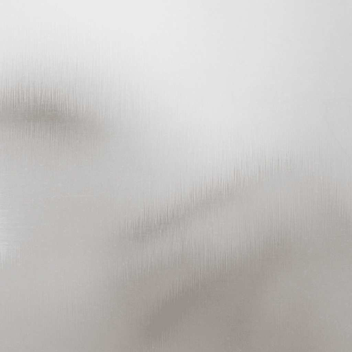 Nahaufnahme einer strukturierten, gebürsteten Metalloberfläche. Die Textur ist vertikal mit subtilen Farbvariationen.