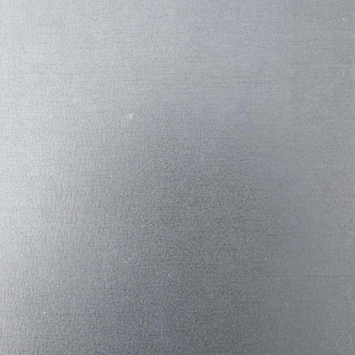 Primo piano di una superficie metallica strutturata. Il colore è un grigio argento uniforme, con leggere variazioni di tono e texture.