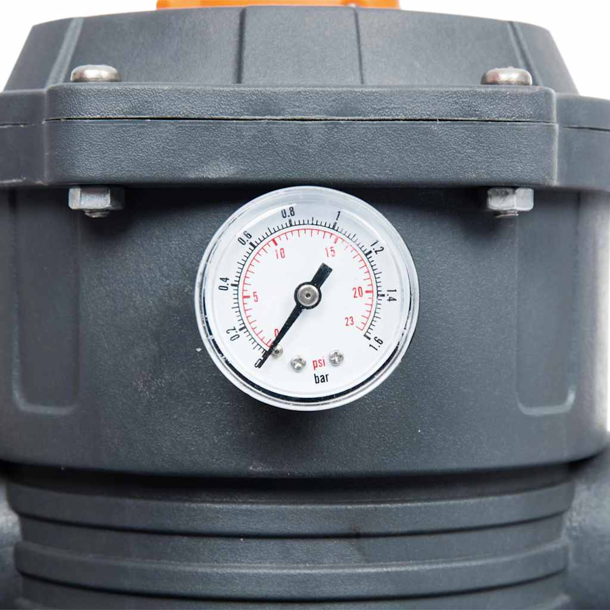 Nahaufnahme eines Manometers an einer dunkelgrauen Maschine. Das Messgerät zeigt 15 psi an. Der Hintergrund ist der Maschinenkörper.