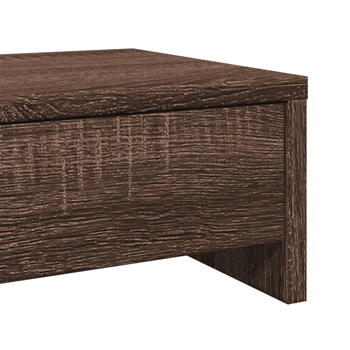 Nahaufnahme einer Holztischecke. Das Holz ist dunkelbraun mit sichtbarer Maserung. Der Tisch befindet sich auf weißem Hintergrund.