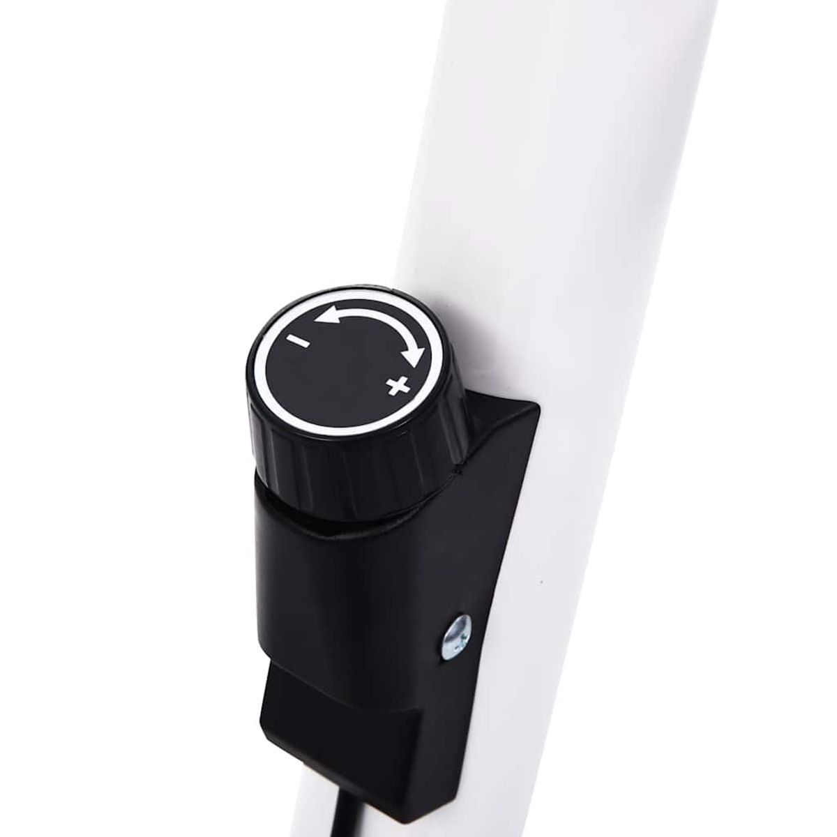 Zbliżenie czarnego pokrętła z białymi oznaczeniami, przymocowanego do białego słupa. Pokrętło ma symbole plus i minus.