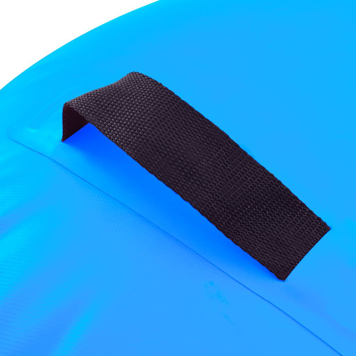 Primer plano de una superficie azul con un asa negra. El asa es una correa gruesa. El fondo es azul brillante.