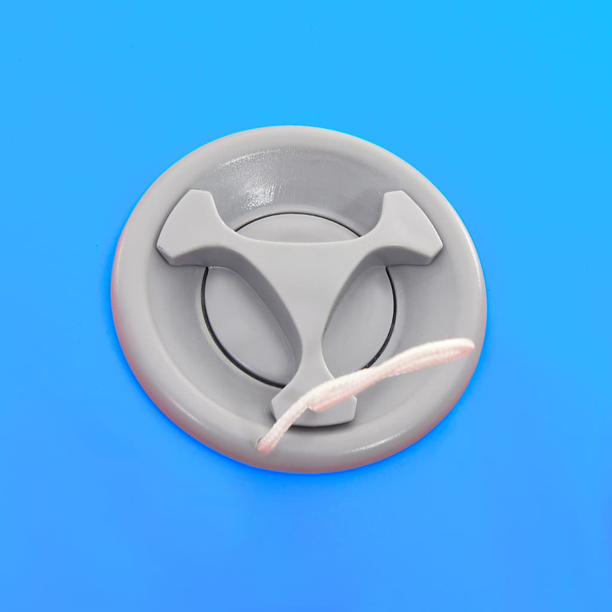 Una válvula gris con una cuerda blanca sobre un fondo azul. La válvula tiene tres partes triangulares y una base circular.
