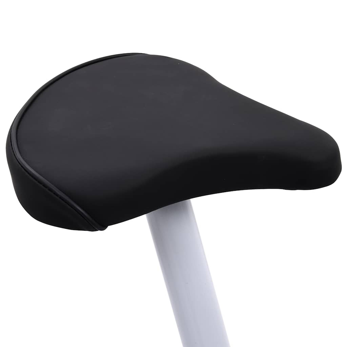 Nahaufnahme eines schwarzen Fahrradsattels mit weißer Stütze. Der Sattel ist oval und gepolstert. Die Stütze ist eine weiße Stange.