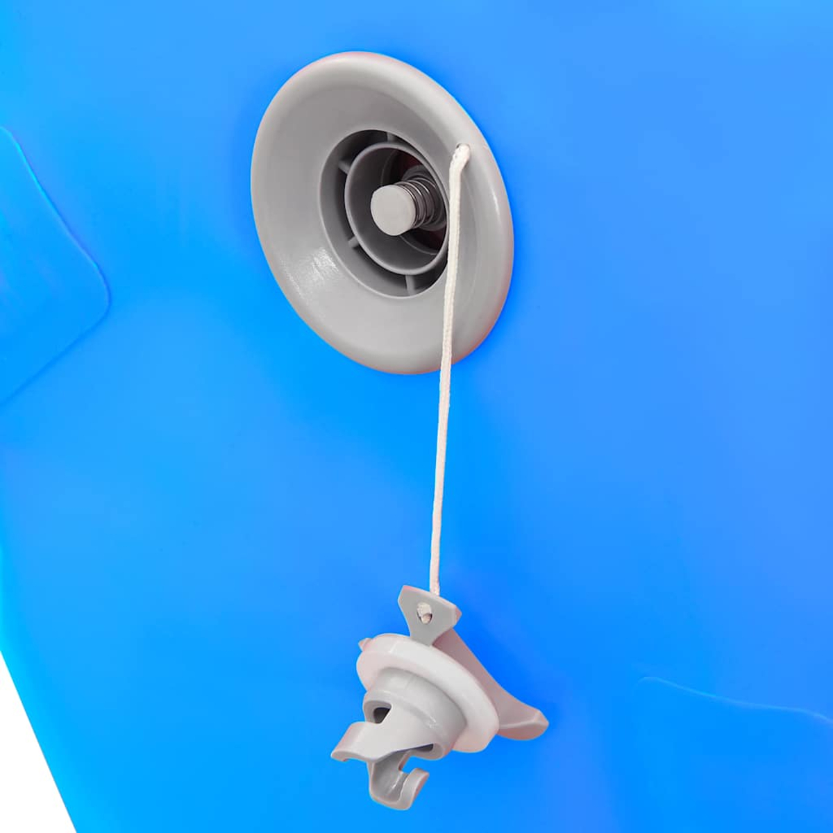 Nahaufnahme einer blauen Oberfläche mit einem grauen Ventil. Ein weißes Kabel hängt zu einem Ventil-Stecker herunter. Der Hintergrund ist blau.