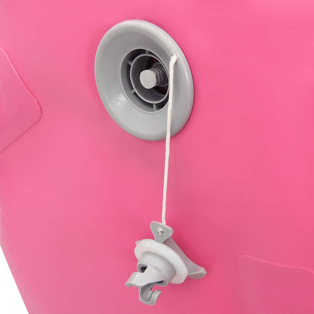 Primer plano de un artículo inflable rosa con una válvula gris y un cordón blanco. La válvula está abierta y el cordón cuelga.