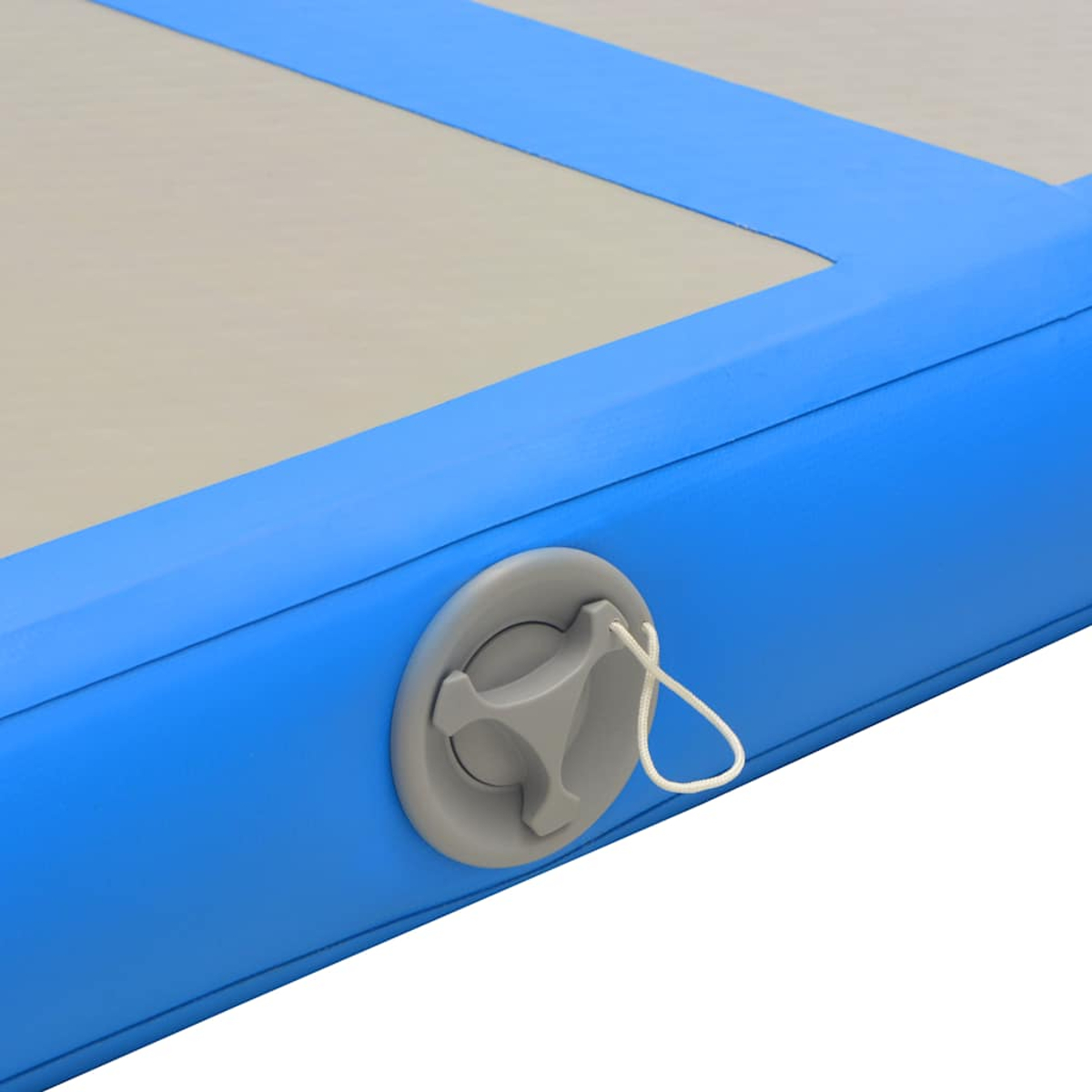 Nahaufnahme einer aufblasbaren blauen Gymnastikmatte. Ein graues Ventil ist sichtbar, an dem ein weißer Faden befestigt ist. Die Mattenoberfläche ist hellbeige.