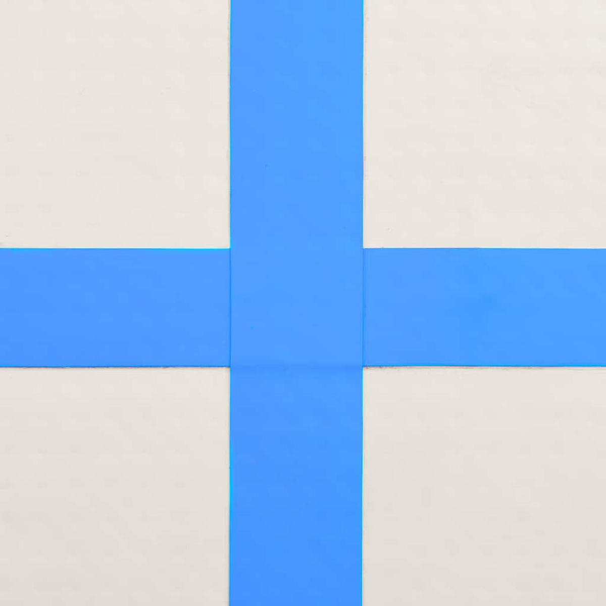 Das Bild zeigt die finnische Flagge. Ein blaues Kreuz ist auf weißem Grund zentriert. Die Kreuzarme sind gleich breit.