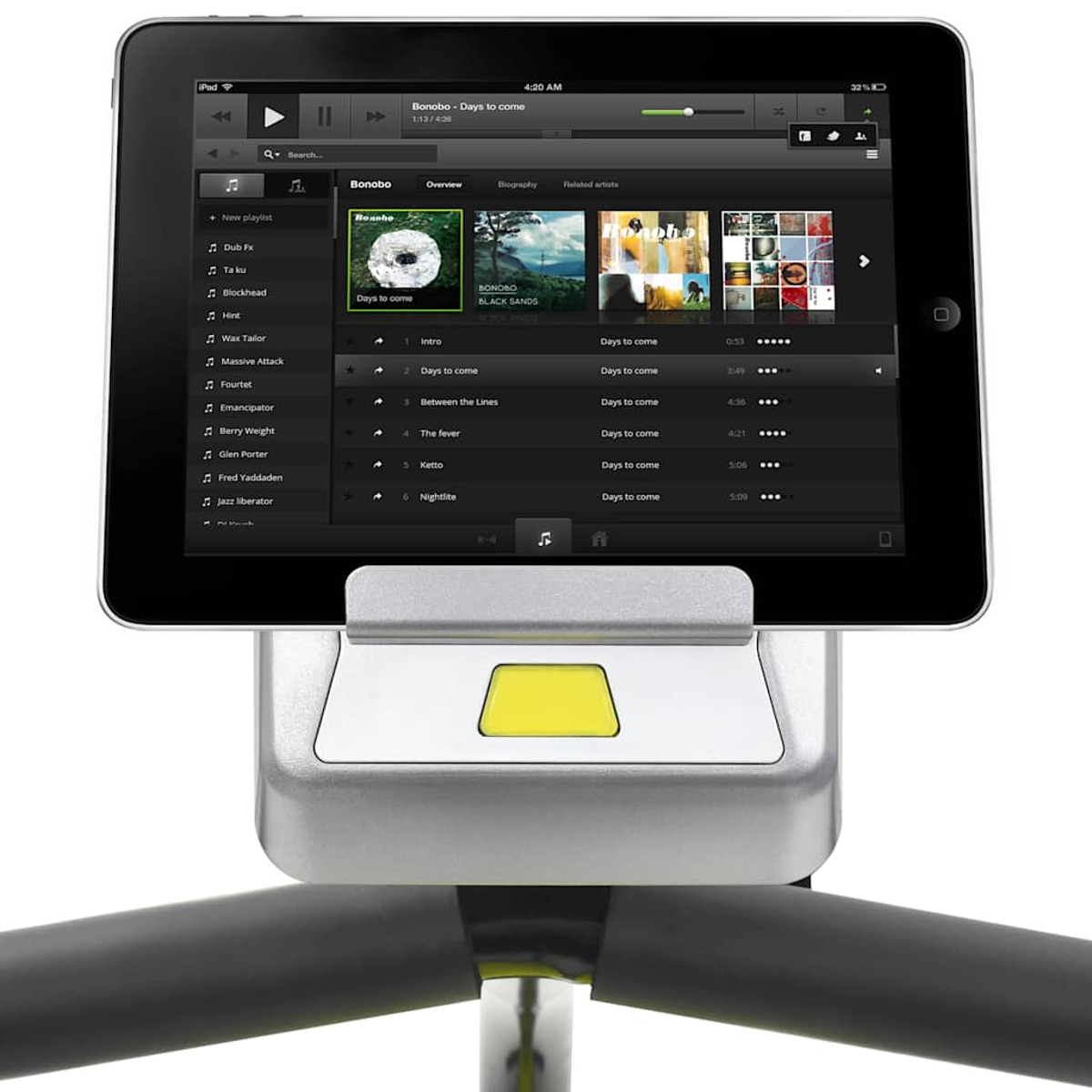 iPad wyświetla listę odtwarzania muzyki. iPad jest w uchwycie z żółtym przyciskiem. Ekran pokazuje interfejs odtwarzacza muzyki.