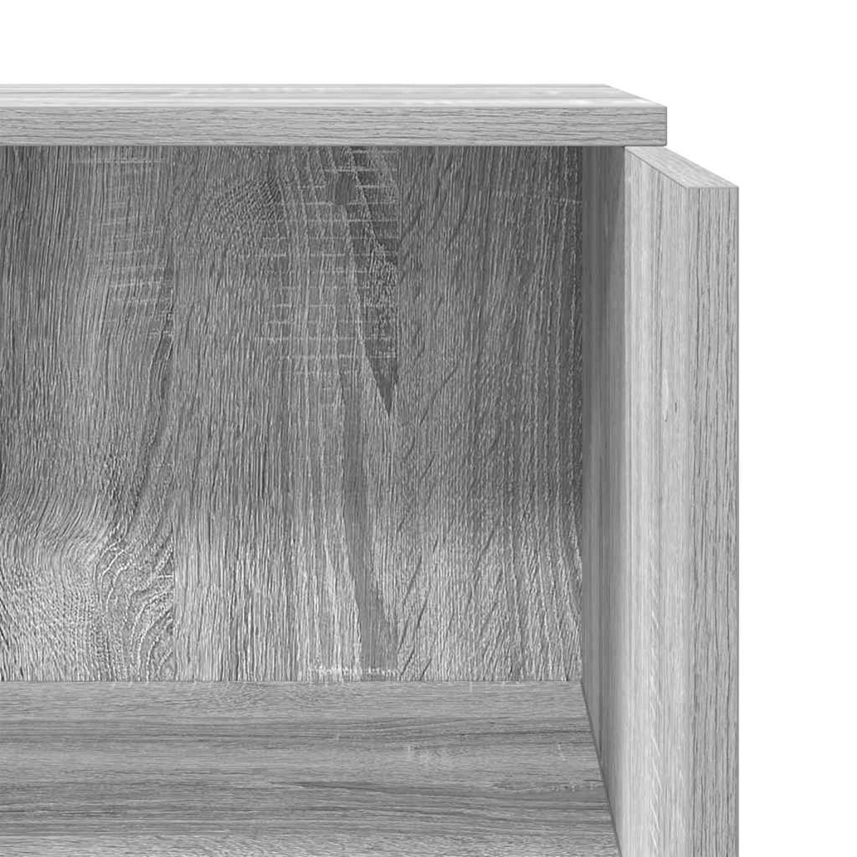 Nahaufnahme einer grauen Holzkastenecke. Die Maserung ist sichtbar. Der Hintergrund ist weiß.
