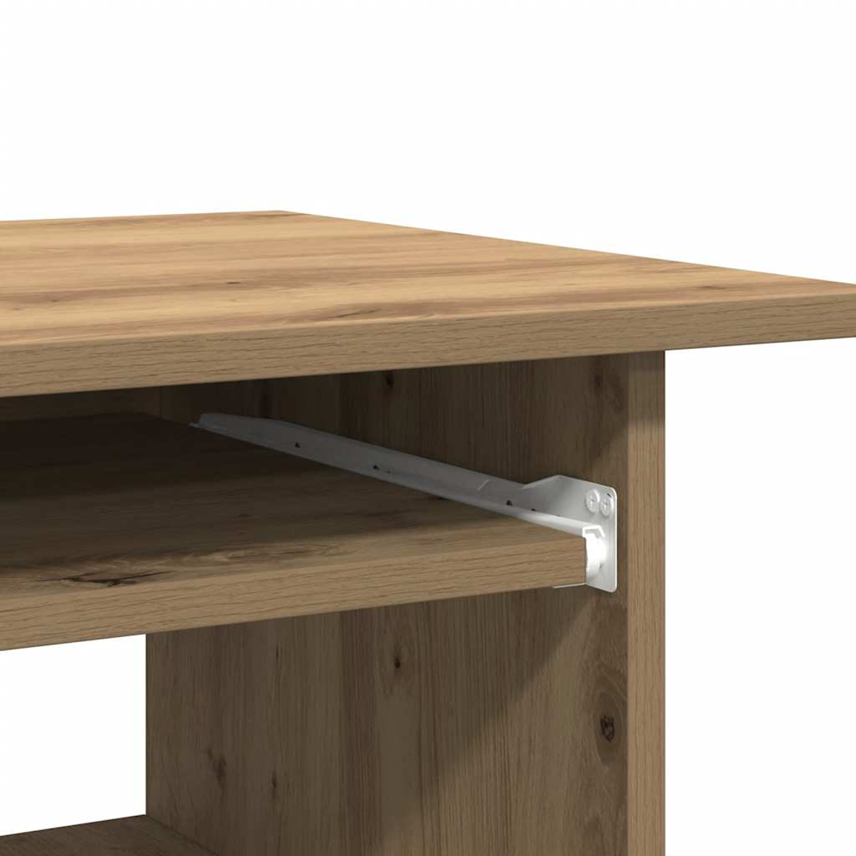 Nahaufnahme eines Holztisches mit einem Regal. Eine Metallhalterung stützt das Regal. Das Holz hat eine natürliche Maserung und helle Farbe.
