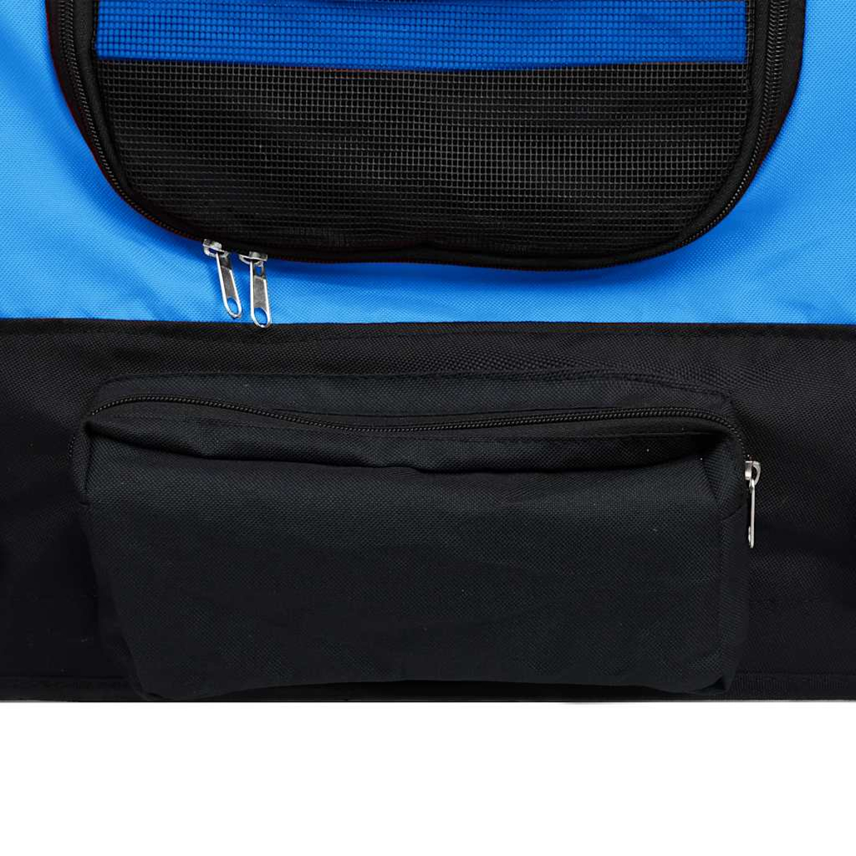 Nahaufnahme einer Tier-Tragetasche mit blauem, schwarzem Netzfenster und Tasche. Reißverschlüsse und ein weißer Hintergrund sind ebenfalls sichtbar.