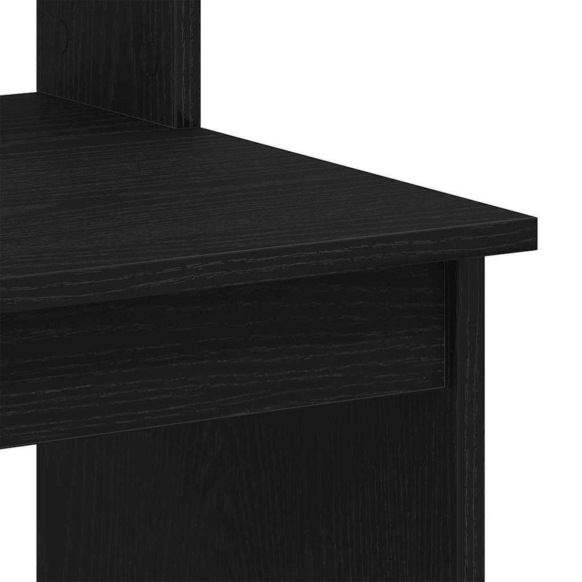 Nahaufnahme eines schwarzen Holzschreibtischs. Die Oberseite und die Seite sind sichtbar. Weißer Hintergrund. Die Holzmaserung ist sichtbar.