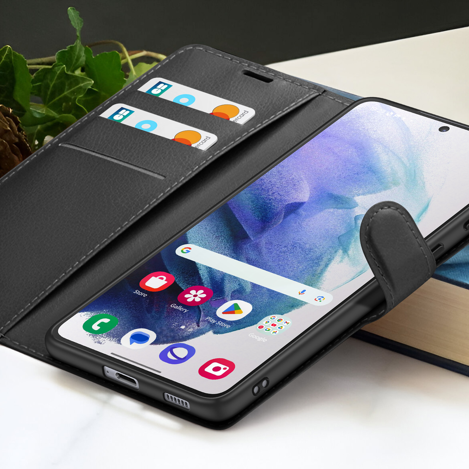 Un smartphone dans un étui noir, avec des cartes de crédit. L'écran affiche l'écran d'accueil avec des icônes.