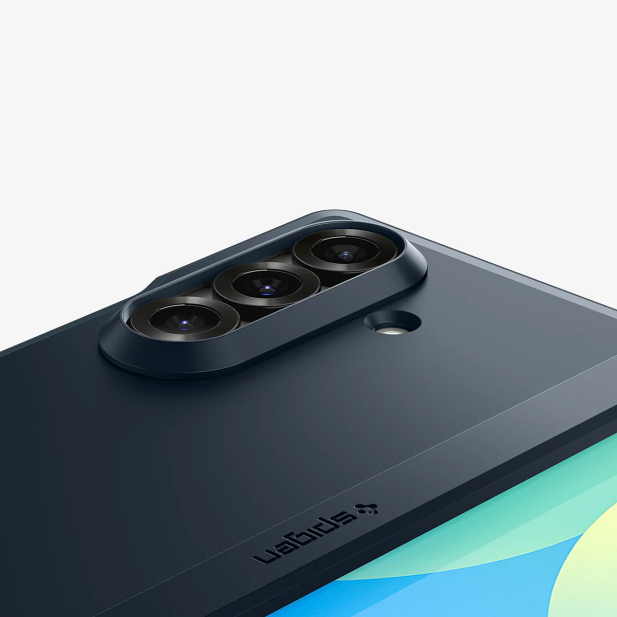 Gros plan sur une coque de smartphone bleu foncé avec trois objectifs. La coque porte un logo Spigen. Fond blanc.