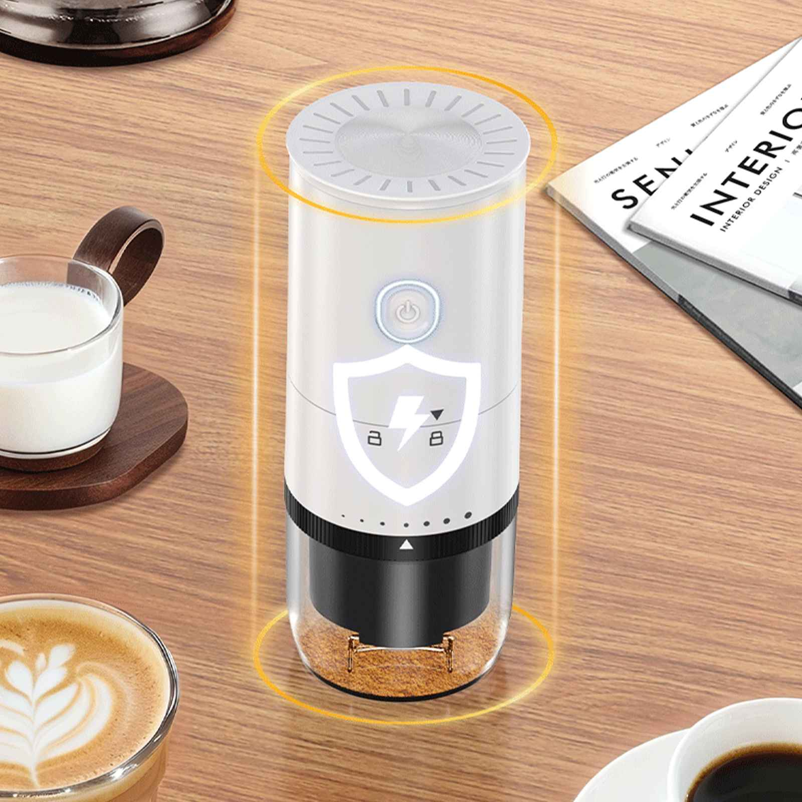Eine weiße Kaffeemühle auf einem Holztisch, mit einem Glas Milch, einer Tasse Kaffee und einer Zeitschrift.