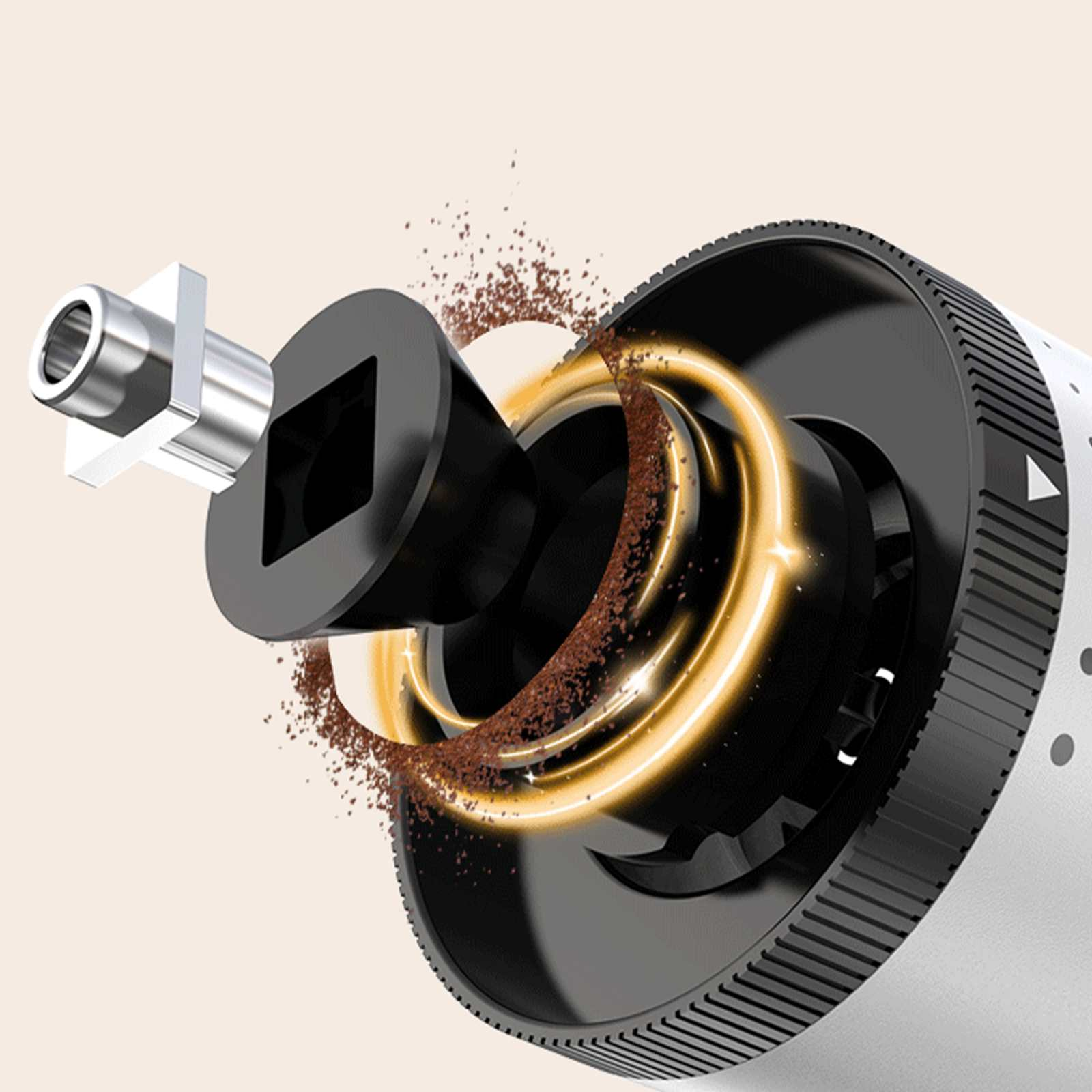 Nahaufnahme einer Kaffeemühle. Die Teile sind schwarz und silber, Kaffeepulver quillt heraus. Der Hintergrund ist beige.