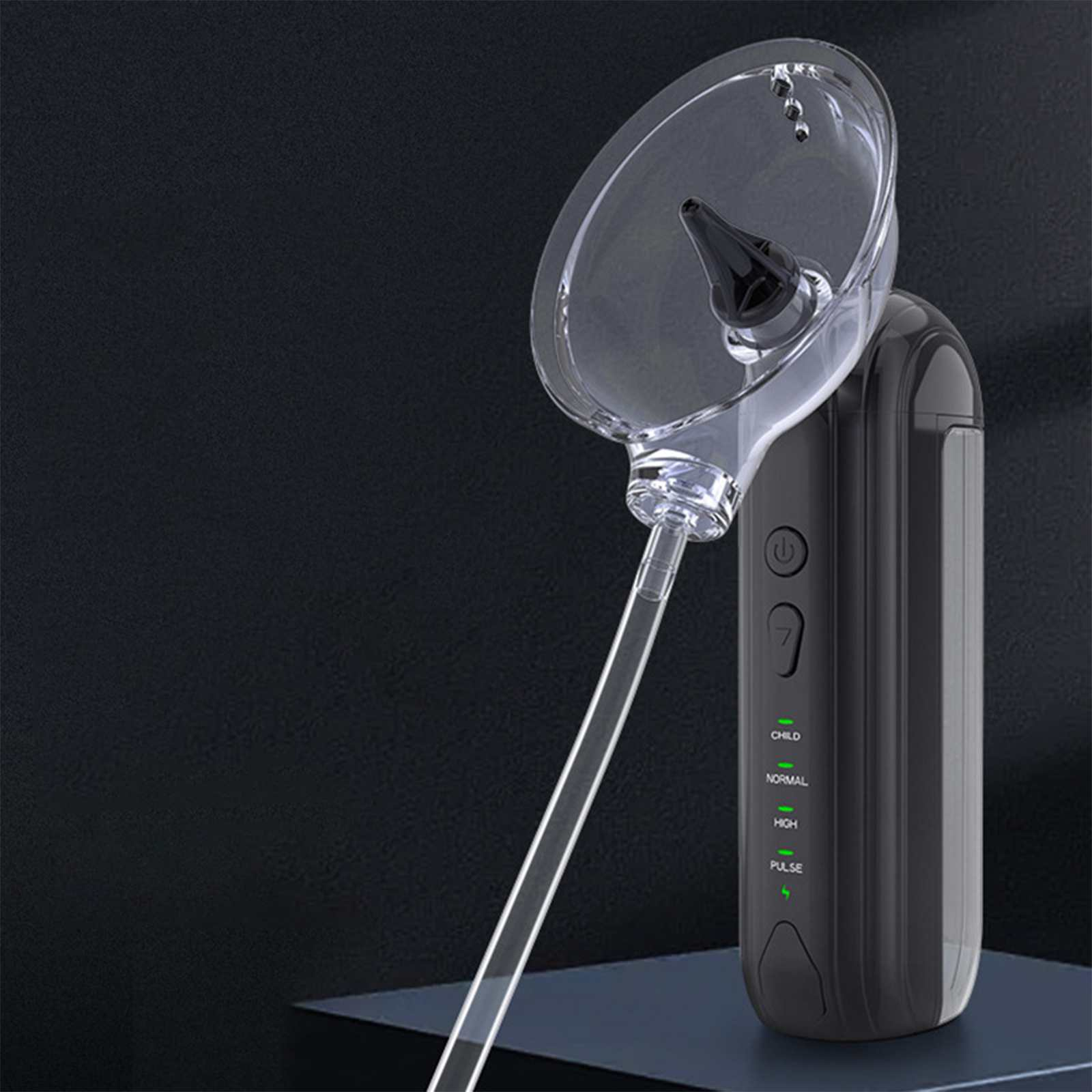 Ein Vernebler mit transparenter Maske und schwarzem Gehäuse vor dunklem Hintergrund. Er hat Strom- und Modusanzeigen.