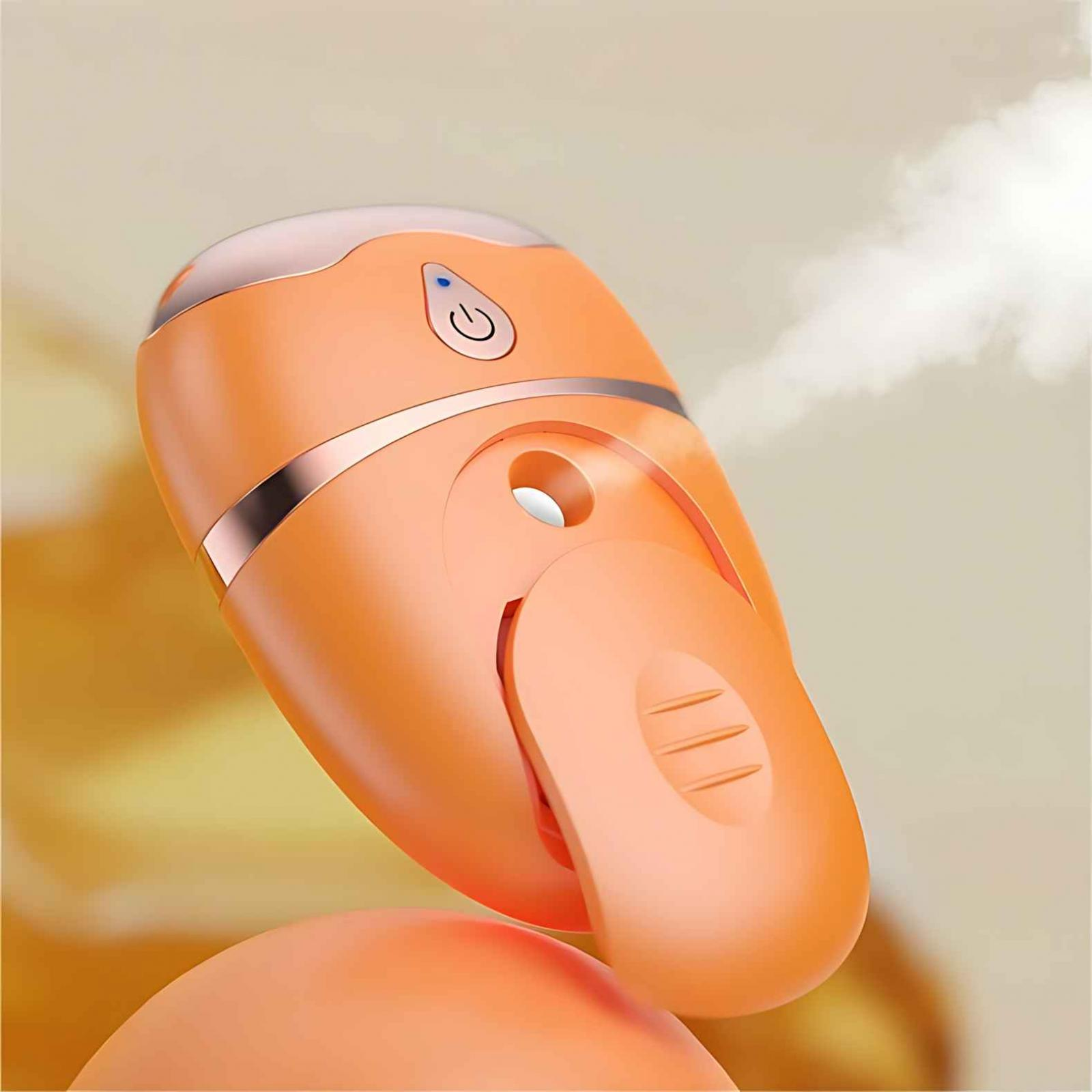 Ein orangefarbener, tragbarer Gesichtsdampfer mit Ein-/Aus-Taste. Dampf ist sichtbar. Der Hintergrund ist ein heller, verschwommener Farbverlauf.