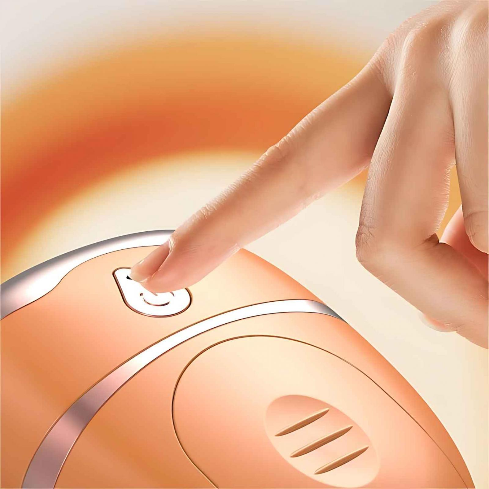 Ein Finger drückt auf eine Taste eines pfirsichfarbenen Geräts. Der Hintergrund ist ein Orange-Gelb-Verlauf.
