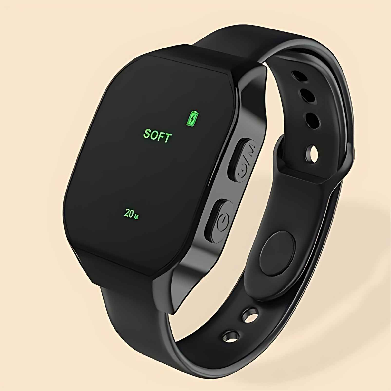 Schwarze Smartwatch mit gebogenem Bildschirm, zeigt 'SOFT' und Akkusymbol, auf hellem Hintergrund.