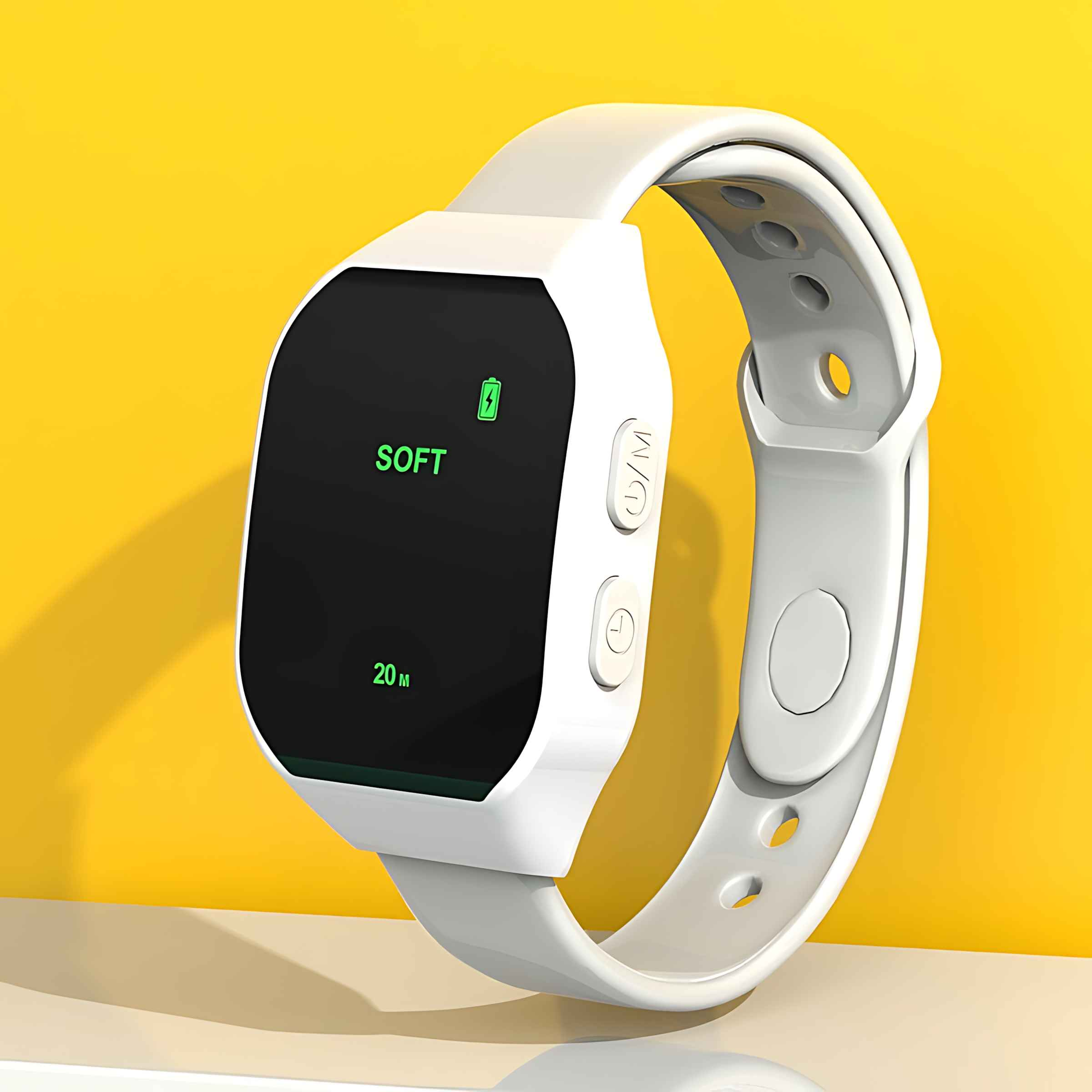 Weiße Smartwatch mit schwarzem Bildschirm mit 'SOFT' und Akkusymbol. Gelber Hintergrund. Weißes Band.