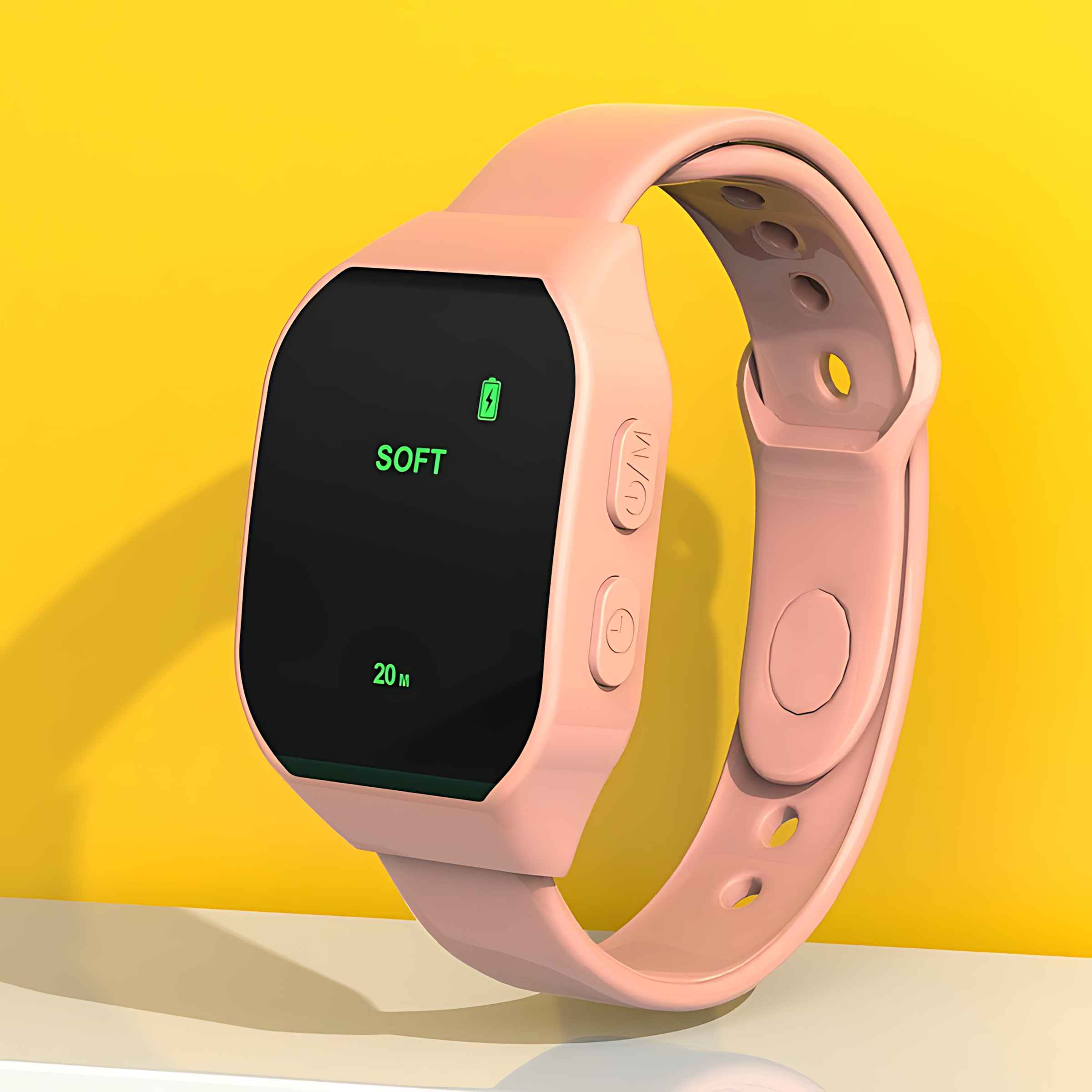 Rosafarbene Smartwatch zeigt 'SOFT' und ein Batteriesymbol. Gelber Hintergrund, weiße Oberfläche. Die Uhr hat ein rosa Armband.
