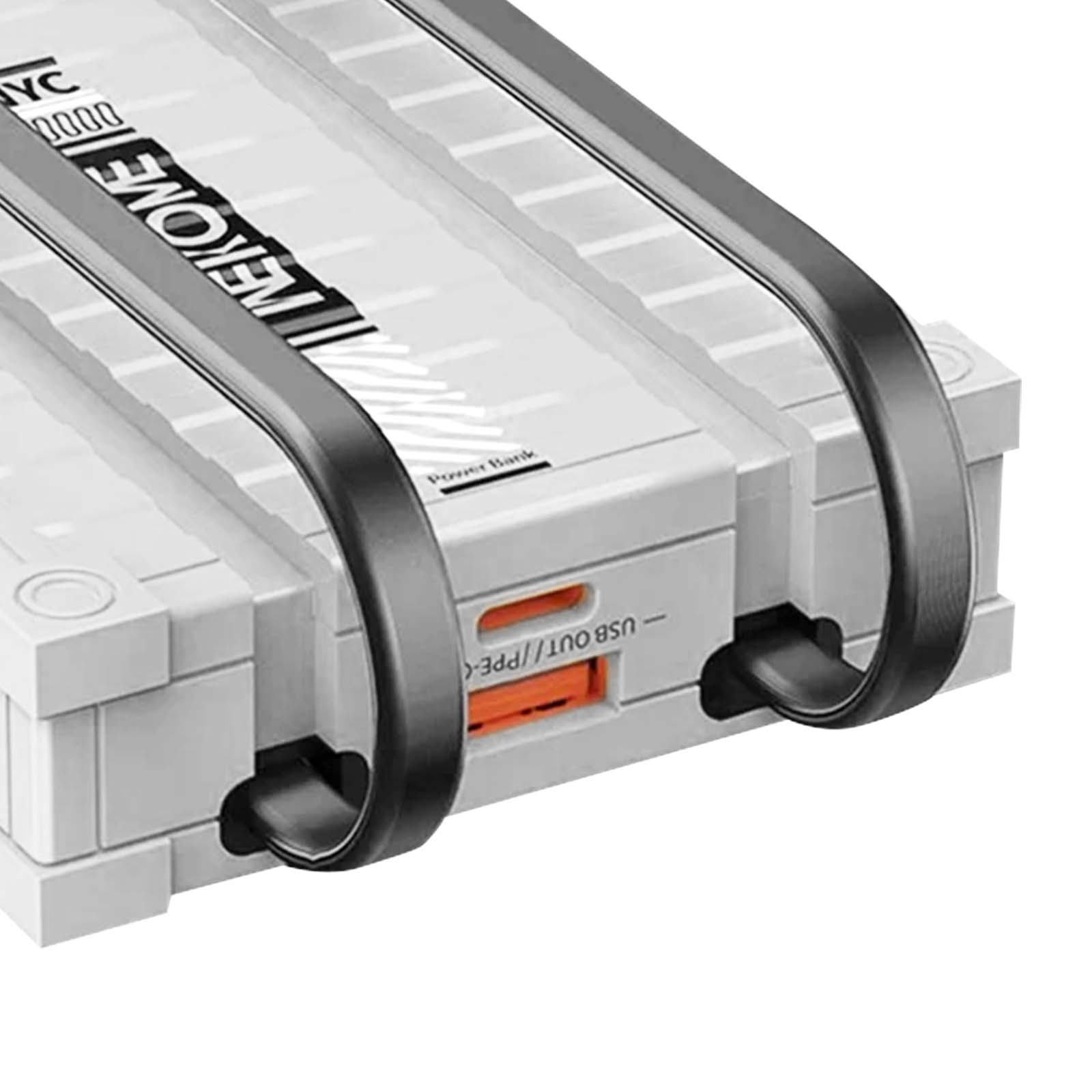 Gros plan sur une banque d'alimentation blanche avec une poignée noire. Il dispose d'un port USB à l'intérieur orange.