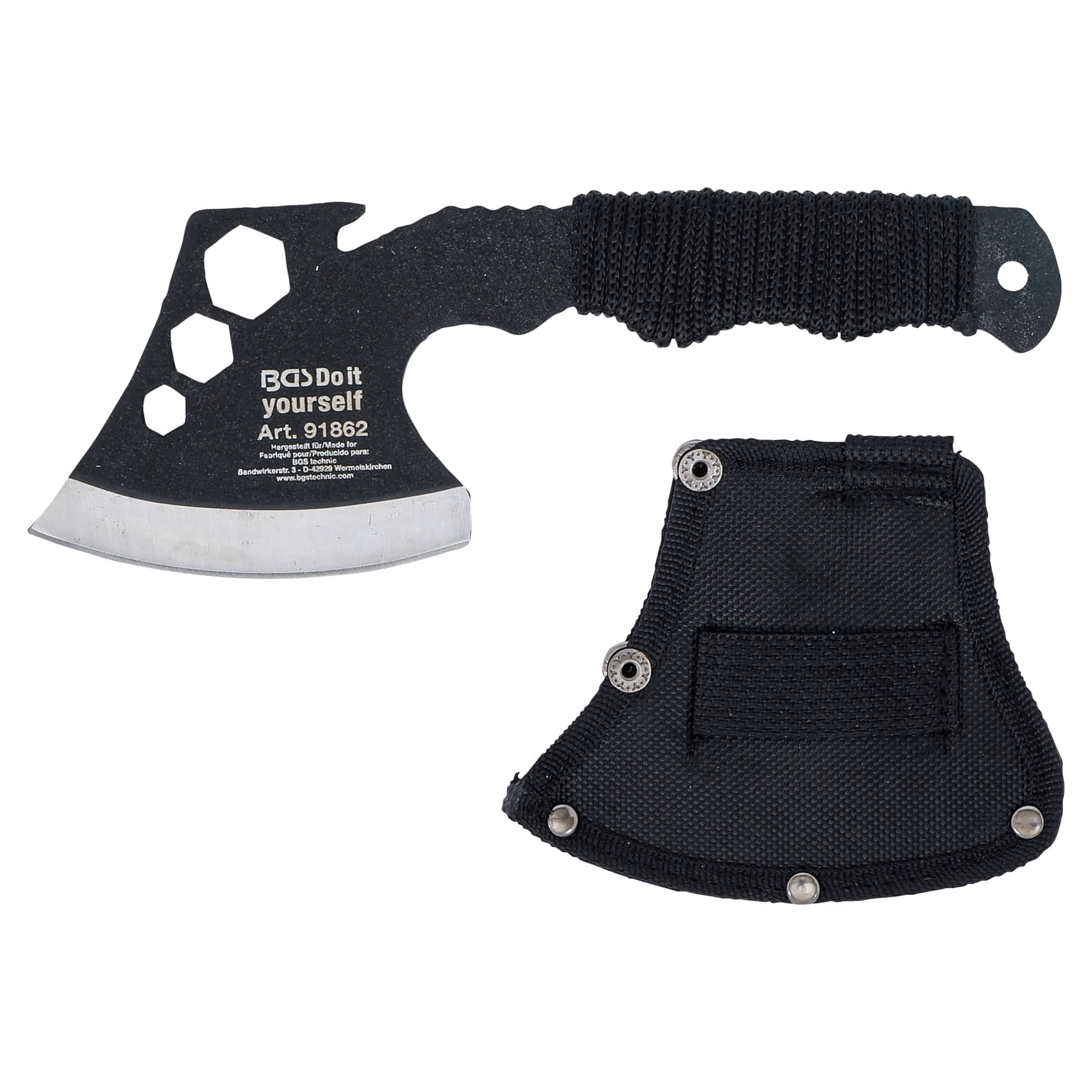 Eine schwarze Axt mit silberner Klinge und schwarzer Scheide. Der Griff ist mit schwarzem Faden umwickelt.