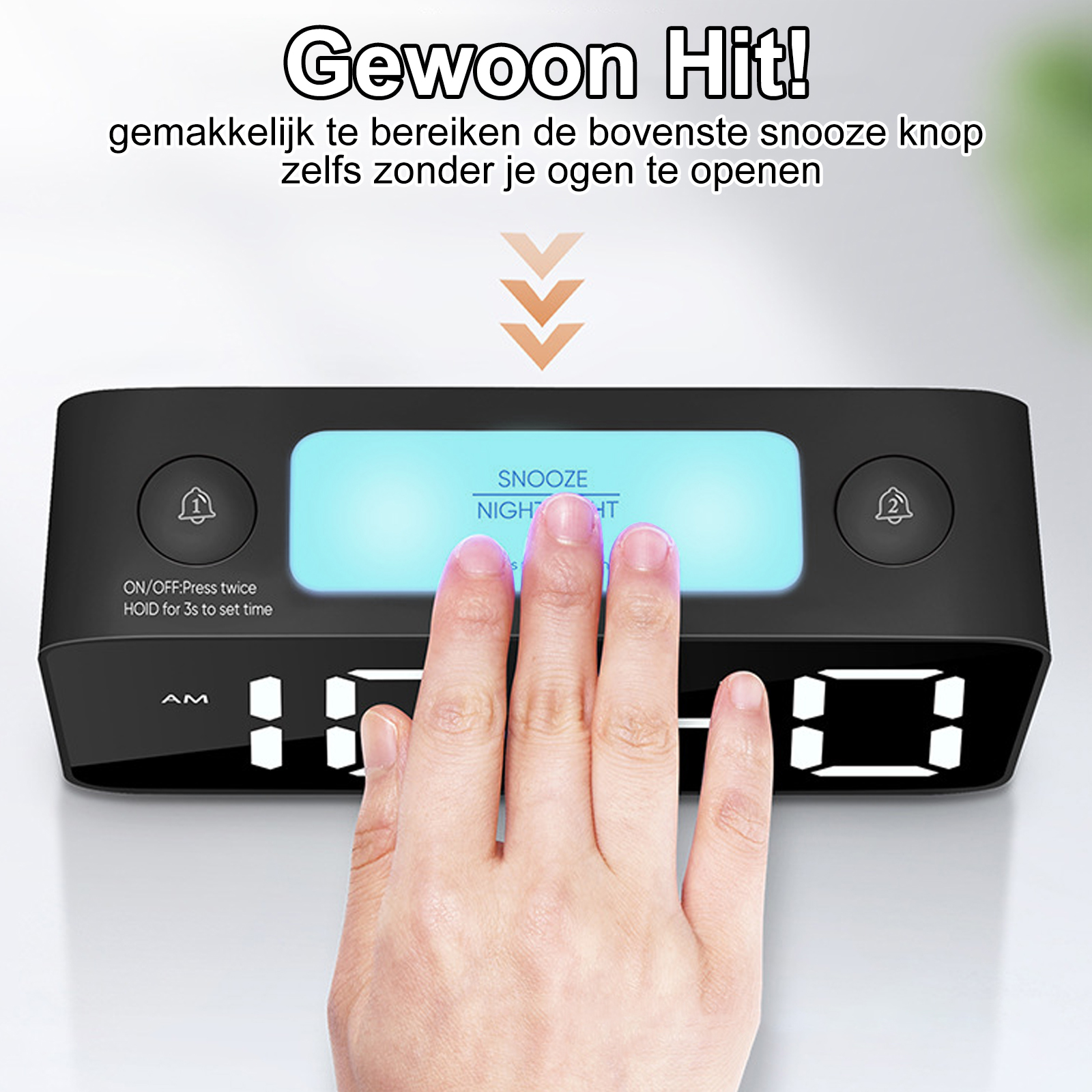 Eine Hand berührt einen schwarzen digitalen Wecker. Die Uhr zeigt Zeit und Schlummerfunktion an. Der Text oben lautet 'Gewoon Hit!'