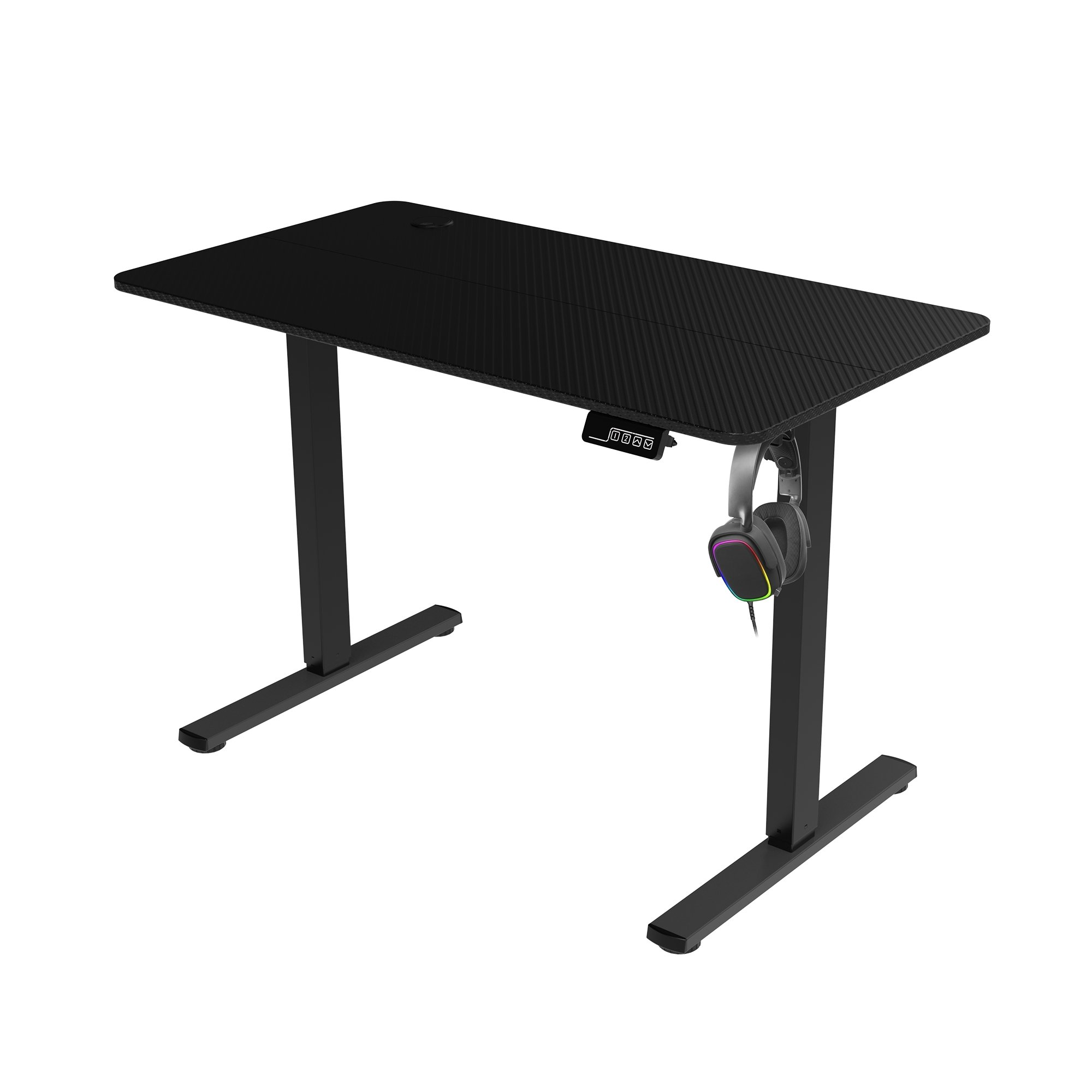 Escritorio gaming negro con textura de fibra de carbono, auriculares colgando. Altura ajustable, patas negras, fondo blanco.
