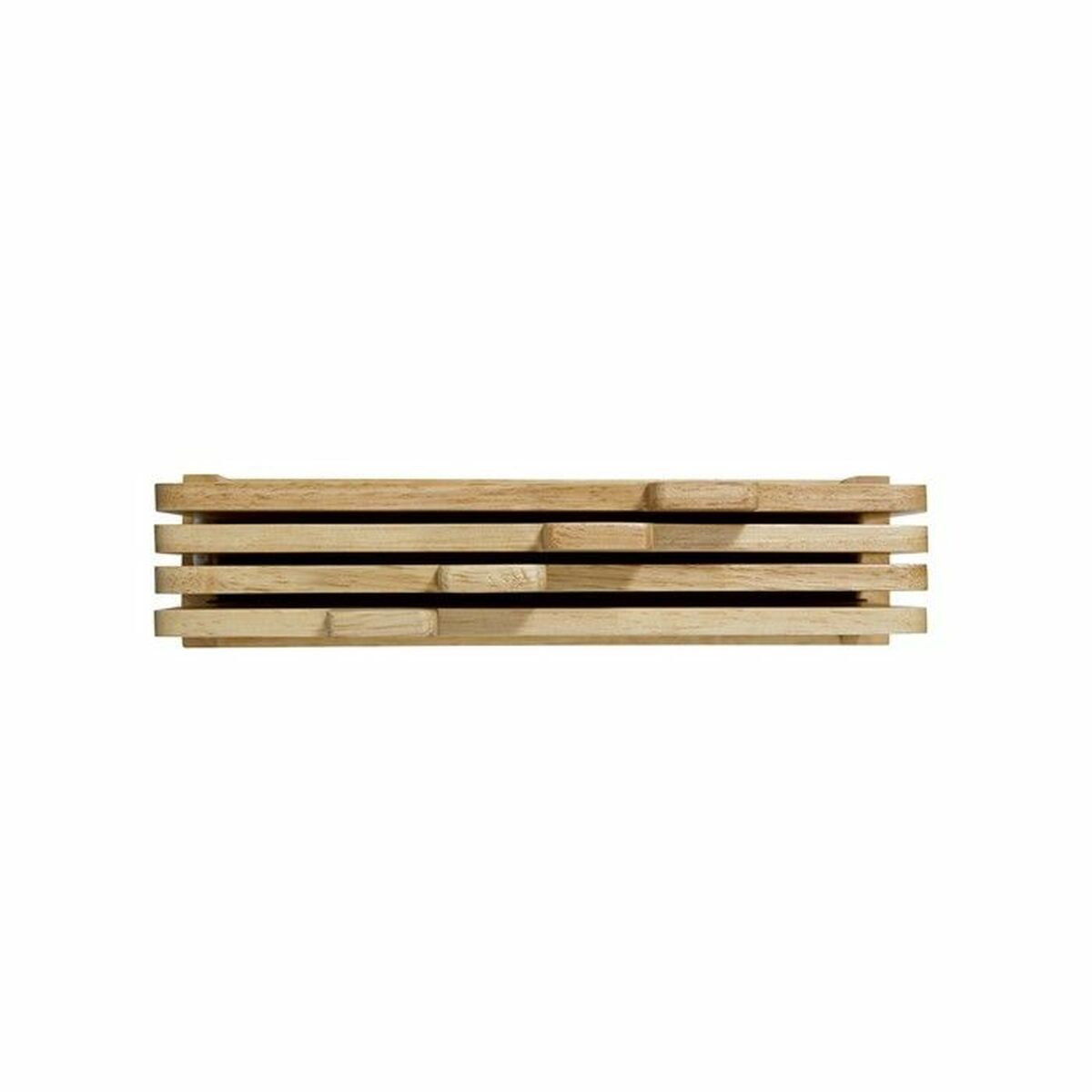 Ein Stapel Holzbretter, horizontal angeordnet, hellbraun. Der Hintergrund ist schlicht weiß.