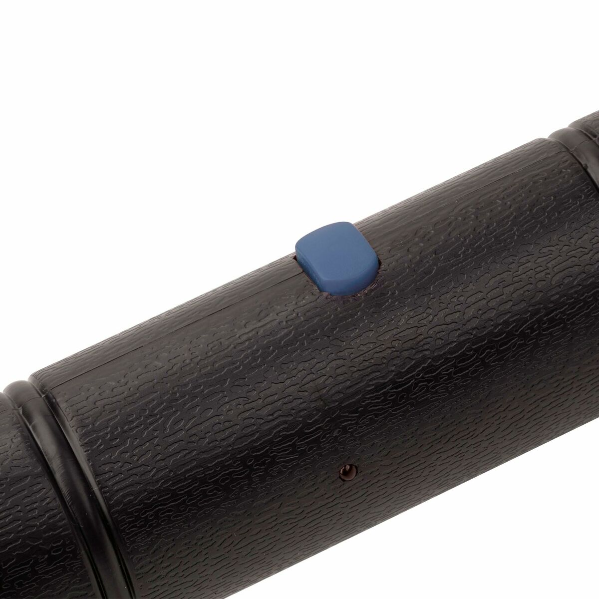 Nahaufnahme eines strukturierten schwarzen Objekts mit einem blauen Knopf oben. Der Hintergrund ist weiß.