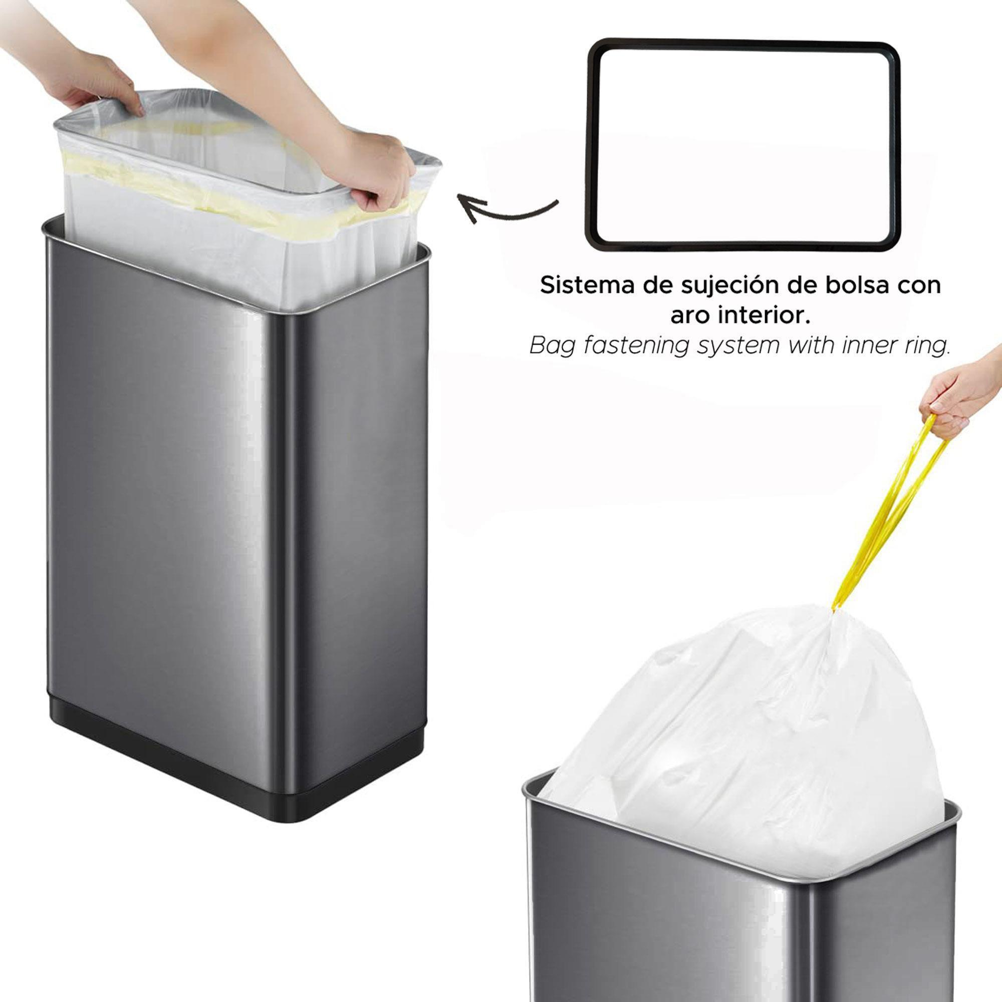 Manos colocan una bolsa de basura en un basurero plateado. La ilustración muestra un sistema de sujeción con anillo interno.