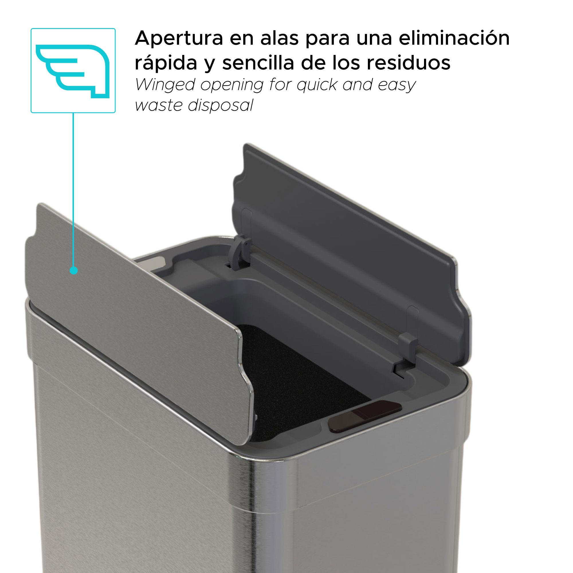 Un cubo de basura de acero inoxidable con la tapa abierta. La tapa se abre como alas para desechar residuos.