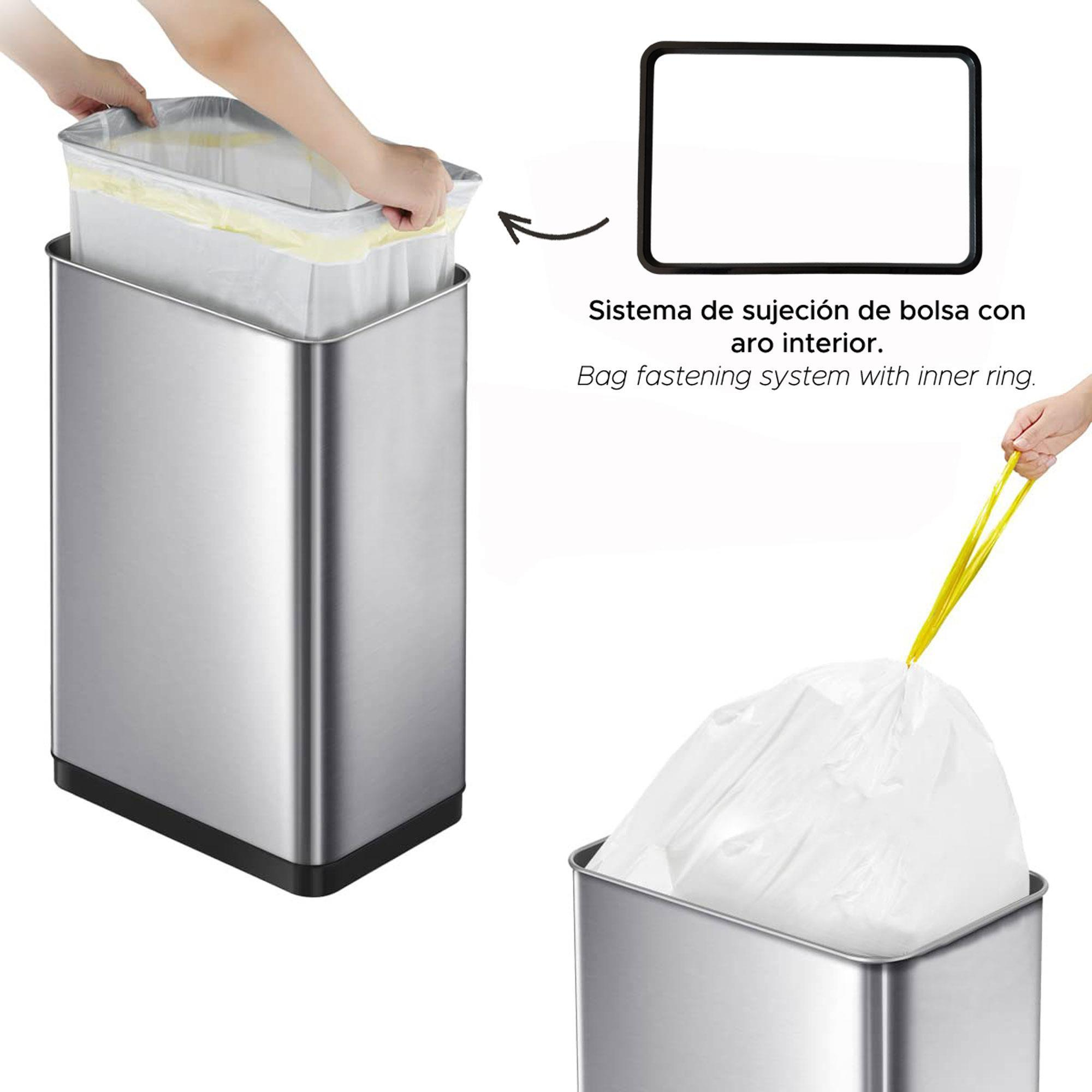 Manos colocando una bolsa de basura en un cubo de acero inoxidable. Un diagrama muestra el sistema de fijación de la bolsa.