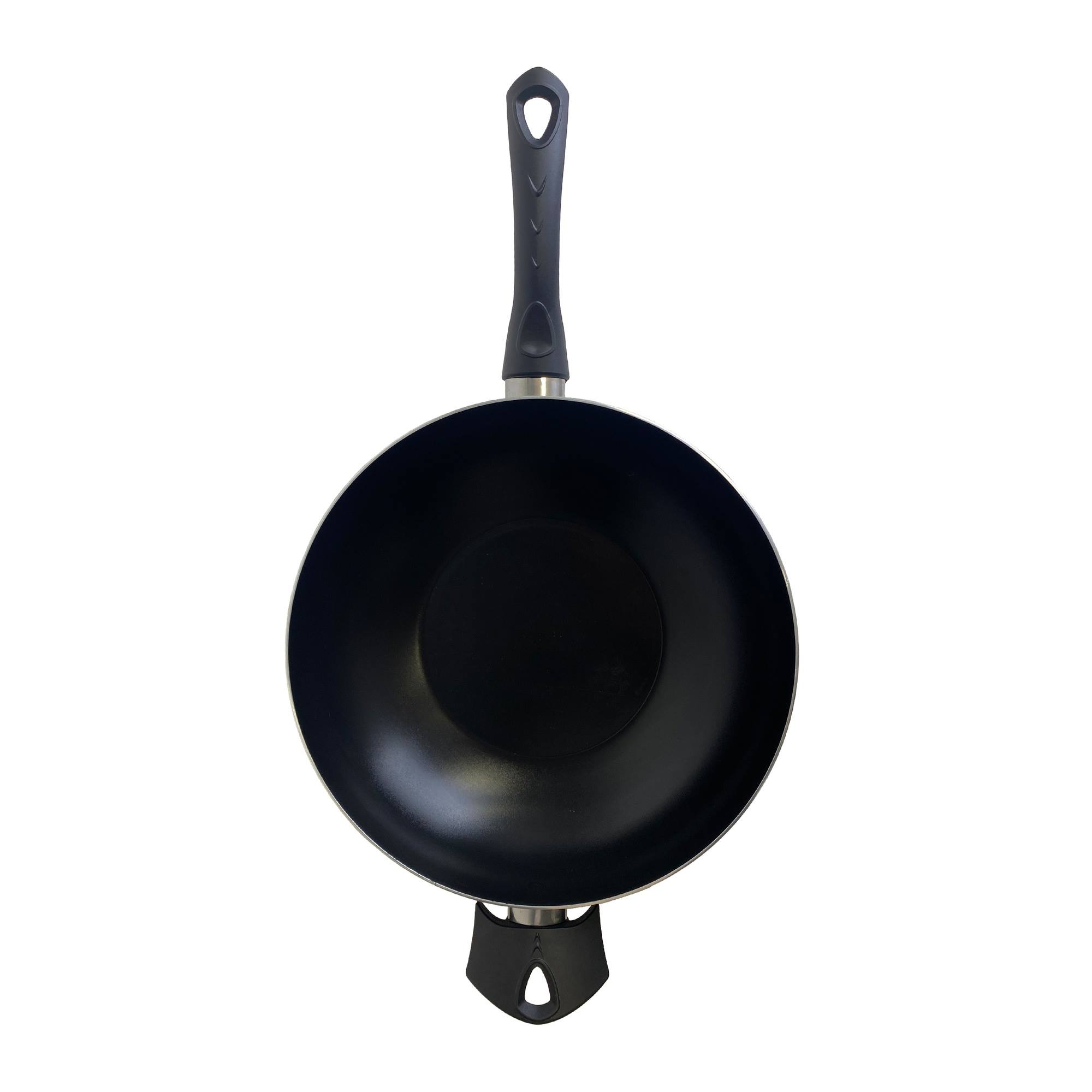 Una sartén wok negra con un mango largo negro, sobre un fondo blanco. La sartén tiene un borde plateado.