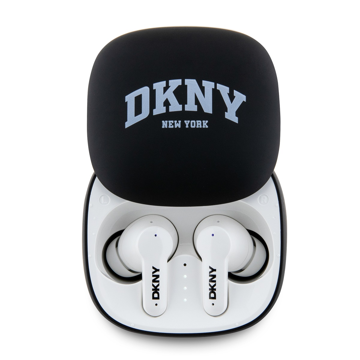 Weiße DKNY-Ohrhörer in einem schwarzen Etui. Das Etui ist geöffnet und zeigt die Ohrhörer und das DKNY-Logo auf dem Deckel.