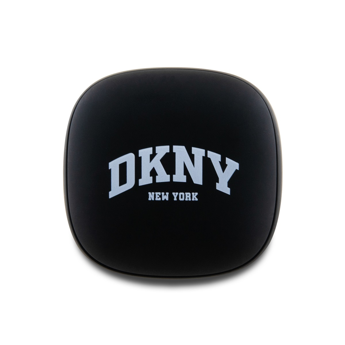 Ein schwarzes, abgerundetes Etui mit weißem "DKNY NEW YORK" Logo. Der Koffer ist auf weißem Hintergrund zentriert, mit weichen Schatten.