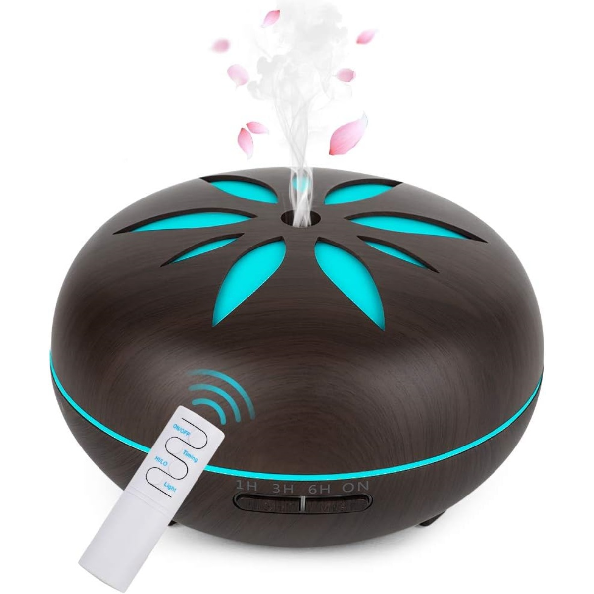 Ein brauner Diffusor für ätherische Öle mit blauen Akzenten, Dampf und rosa Blütenblättern. Eine Fernbedienung sendet ein Signal.