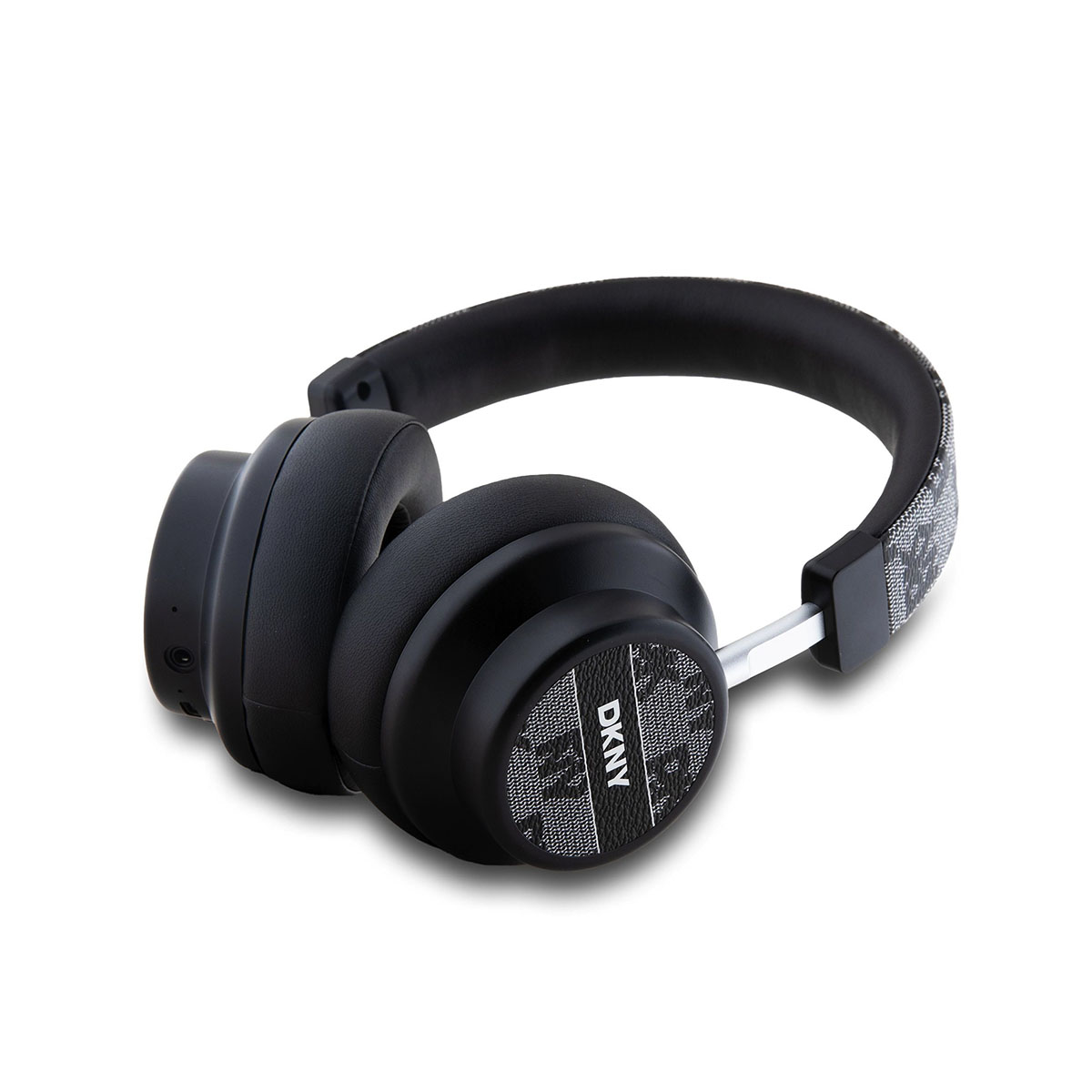 Casque audio DKNY noir sur fond blanc. Le casque a un bandeau à motifs et le logo DKNY sur l'écouteur.